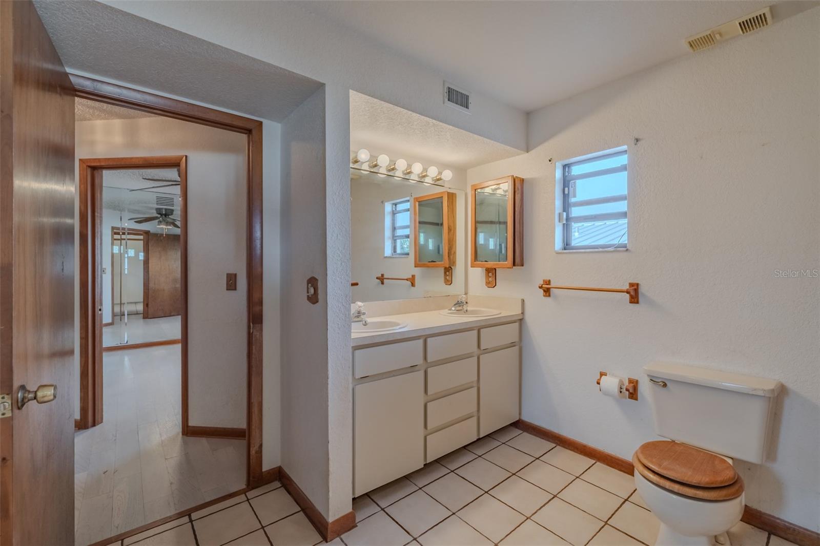 Listing photo id 21 for 337 7th Avenue N