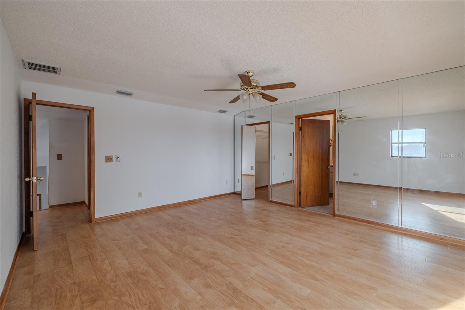 Listing photo id 23 for 337 7th Avenue N