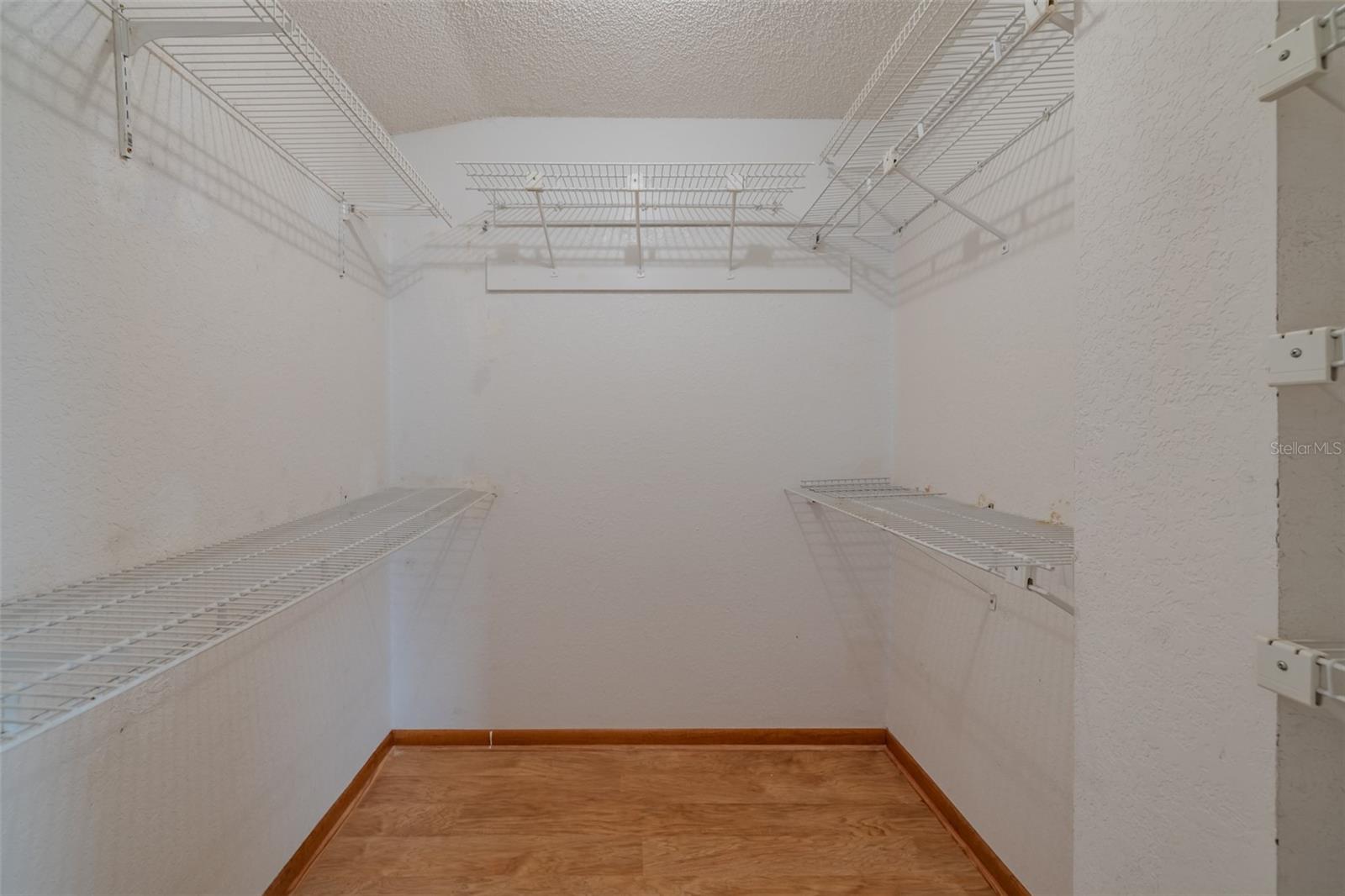 Listing photo id 25 for 337 7th Avenue N