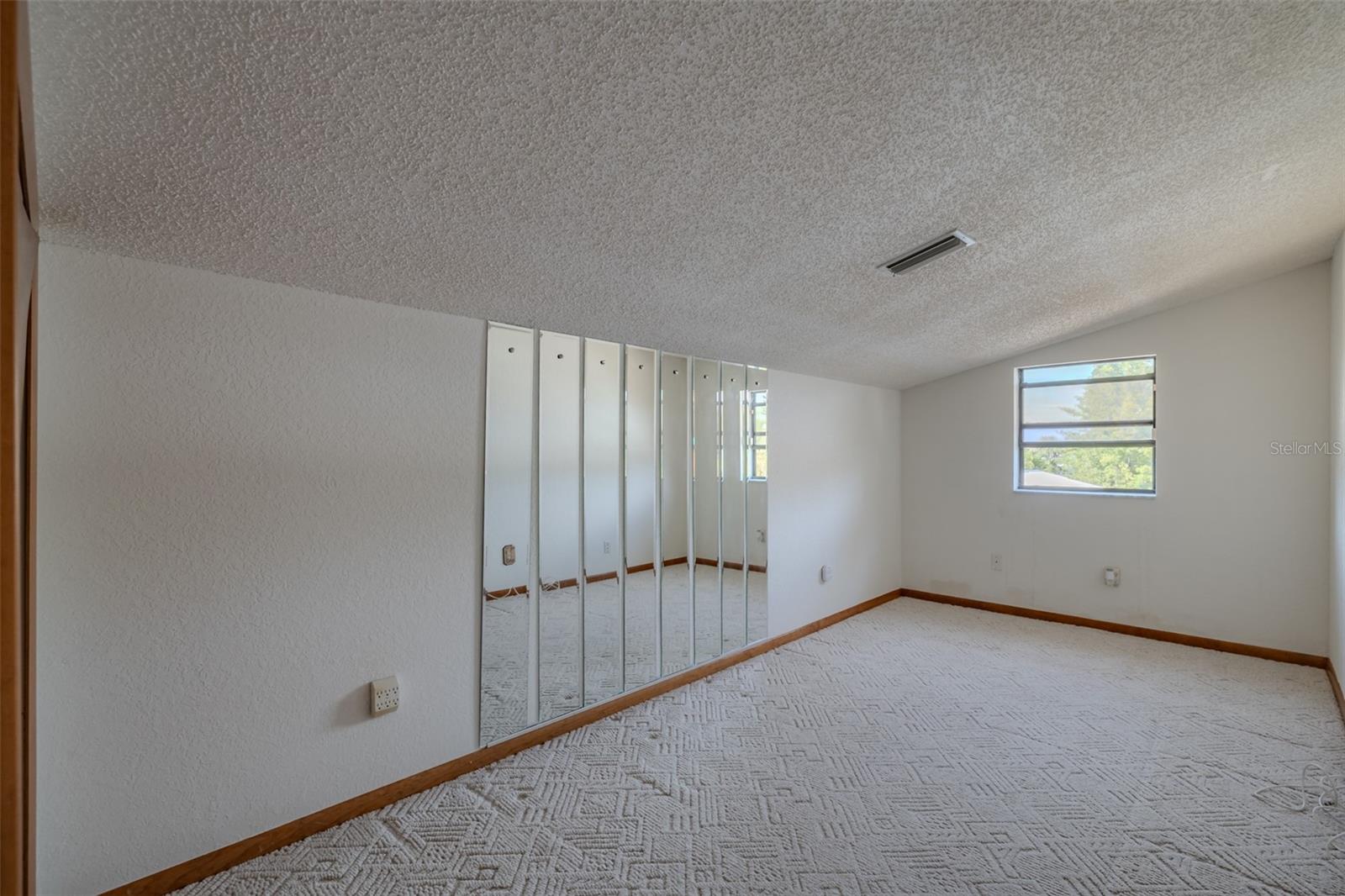 Listing photo id 26 for 337 7th Avenue N