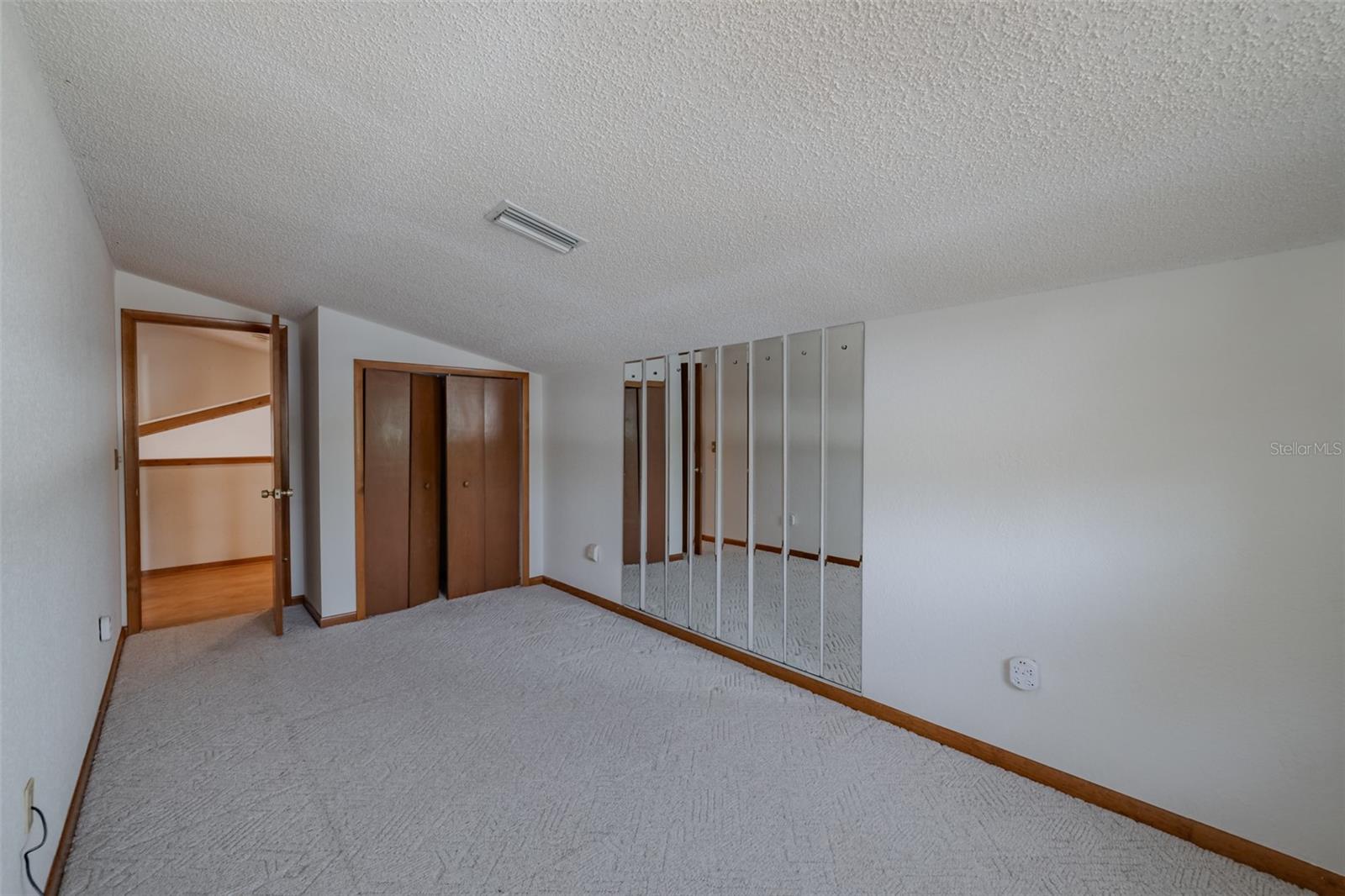 Listing photo id 27 for 337 7th Avenue N