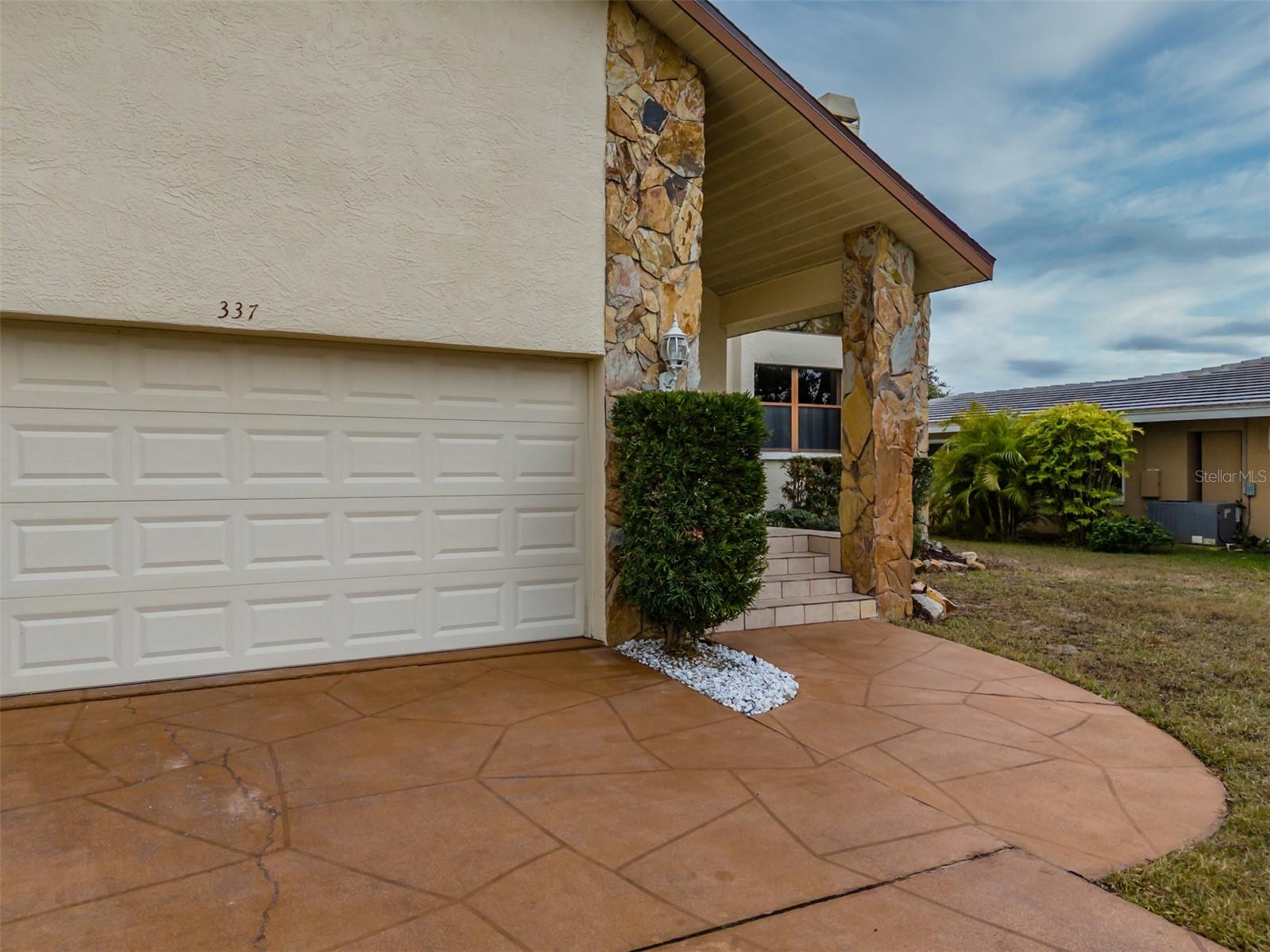 Listing photo id 32 for 337 7th Avenue N