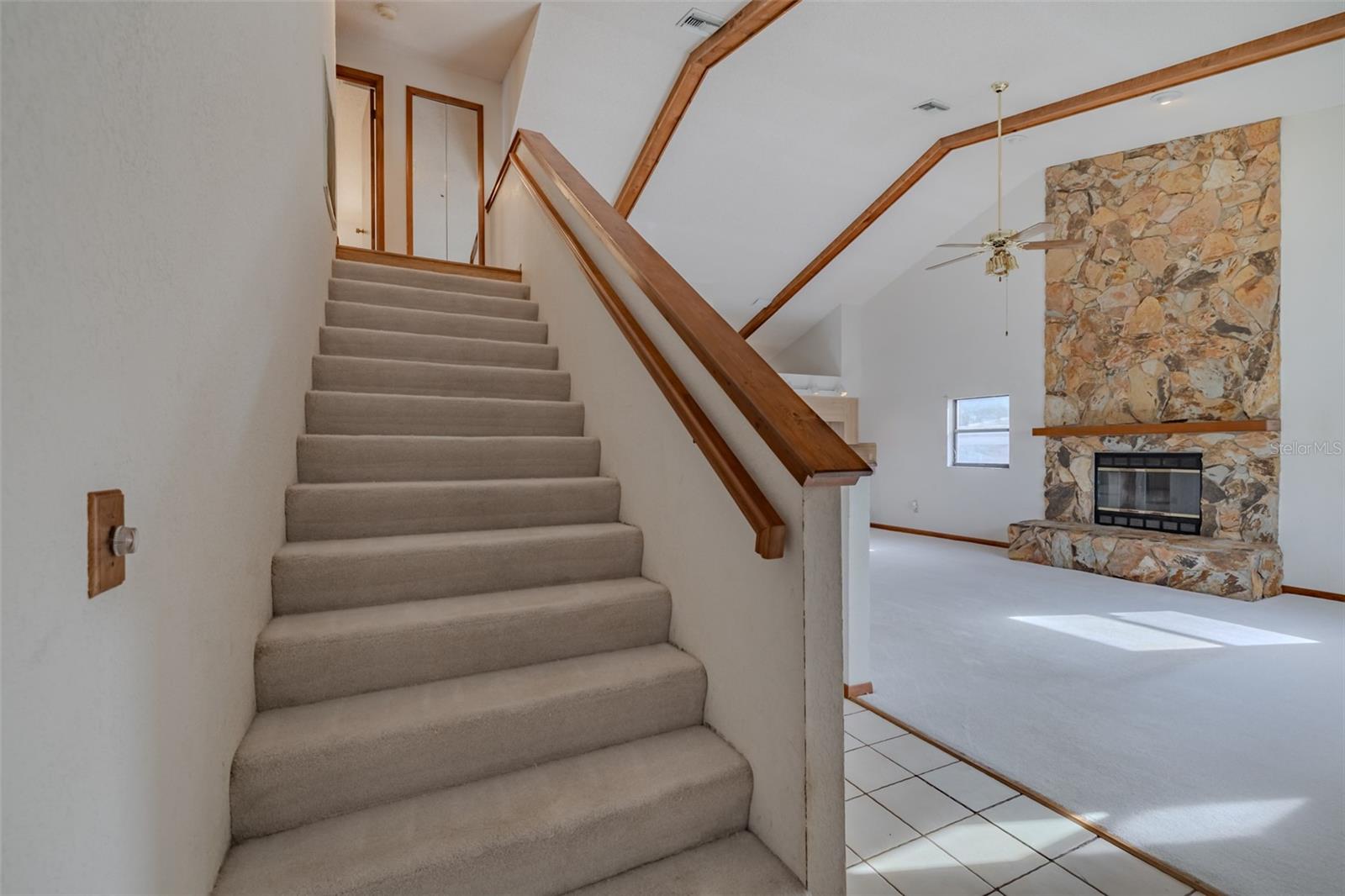 Listing photo id 3 for 337 7th Avenue N