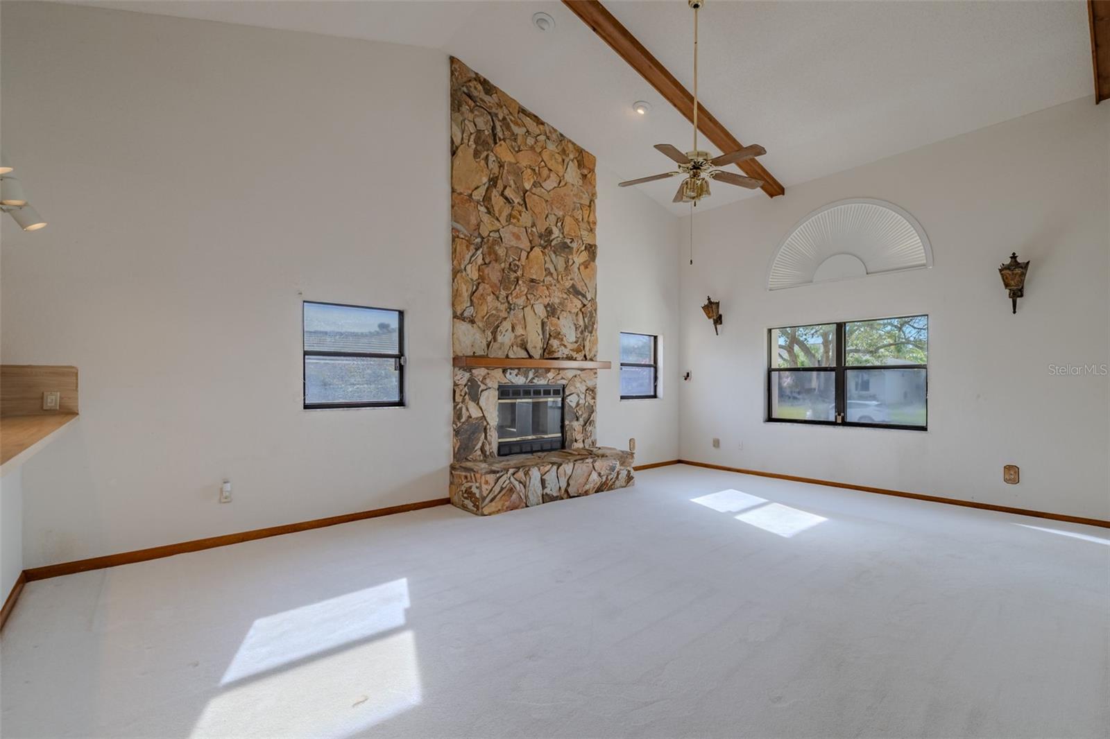 Listing photo id 4 for 337 7th Avenue N