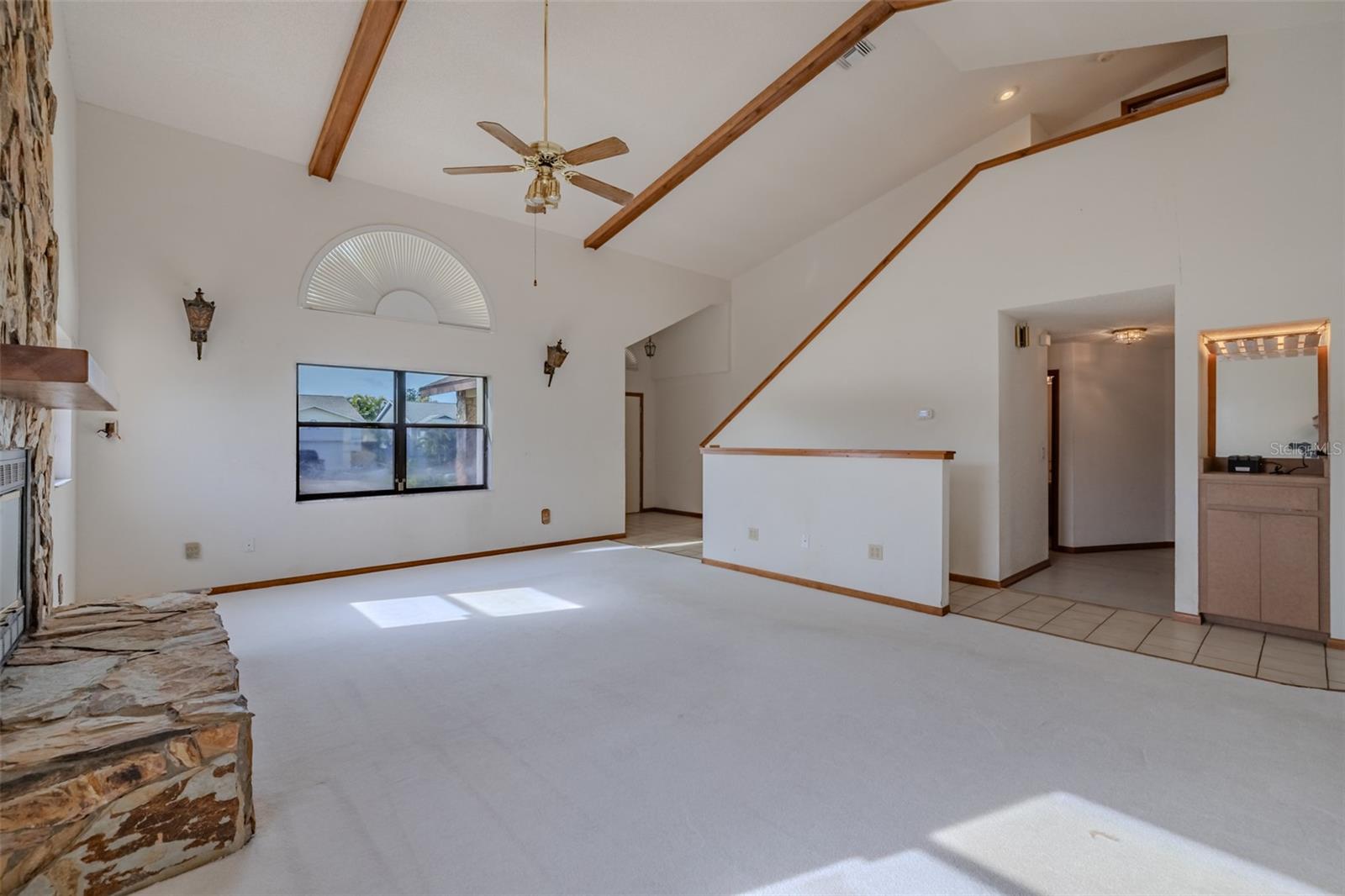 Listing photo id 5 for 337 7th Avenue N