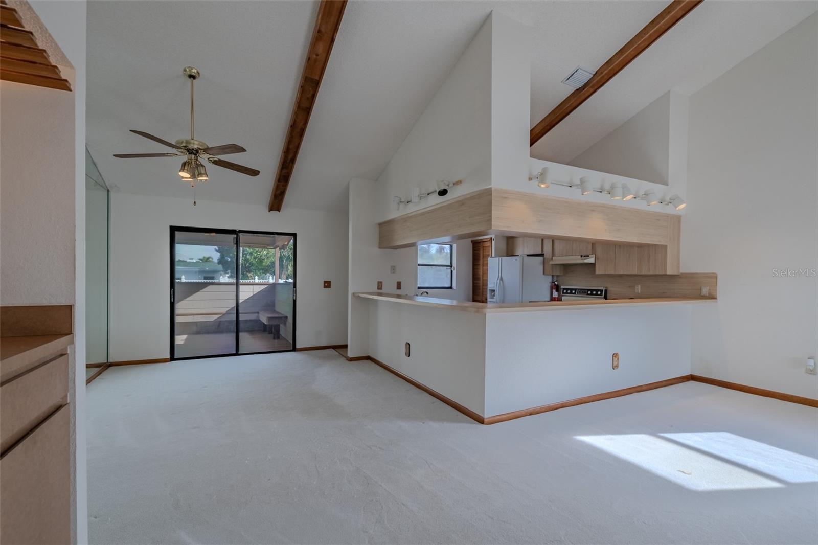 Listing photo id 7 for 337 7th Avenue N