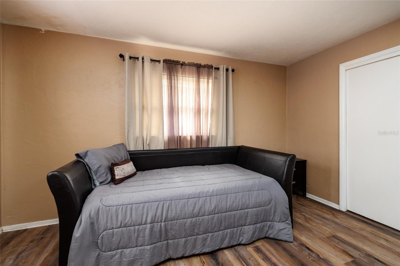 Listing photo id 16 for 2091 62nd Place S