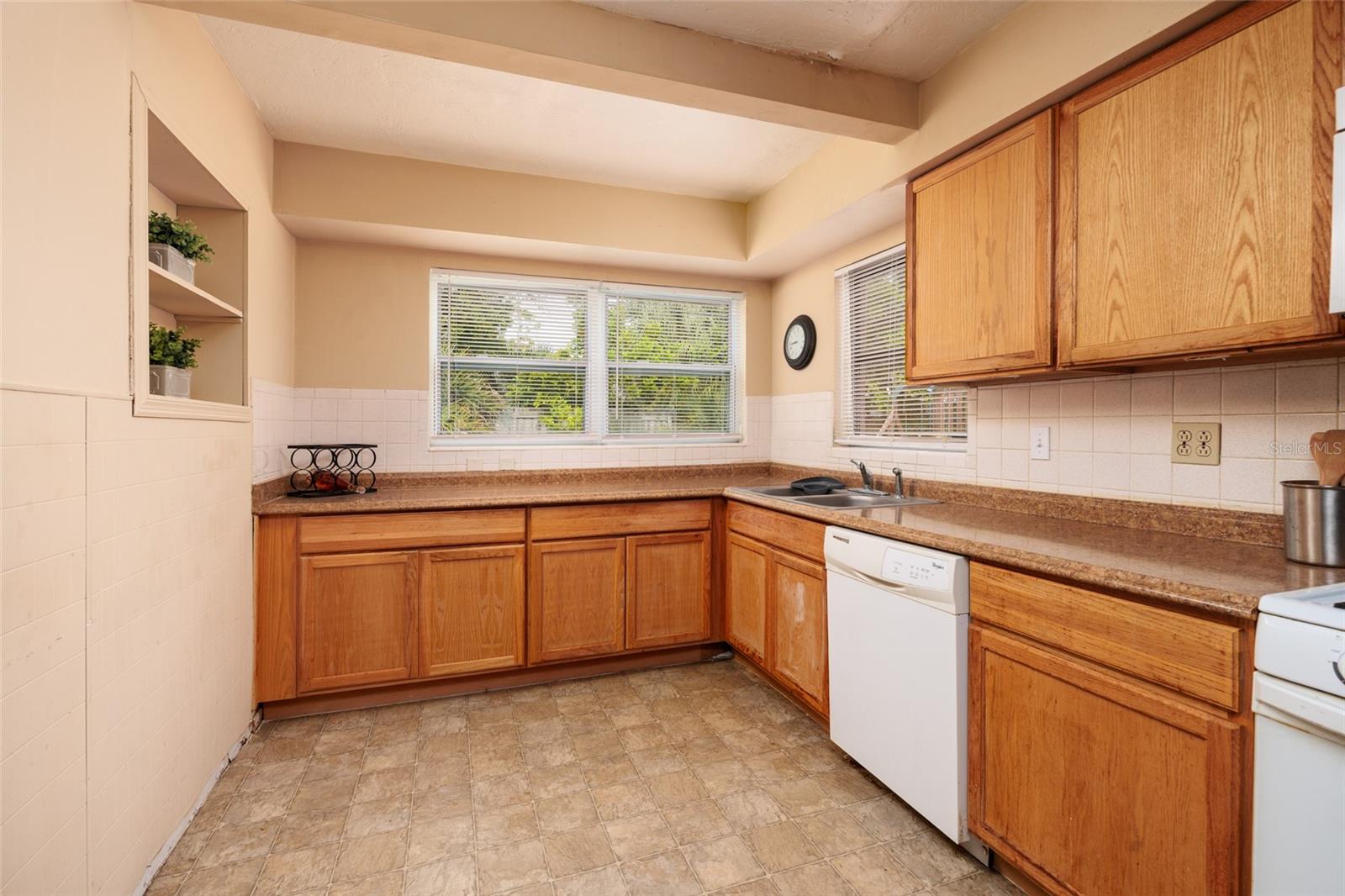 Listing photo id 4 for 2091 62nd Place S