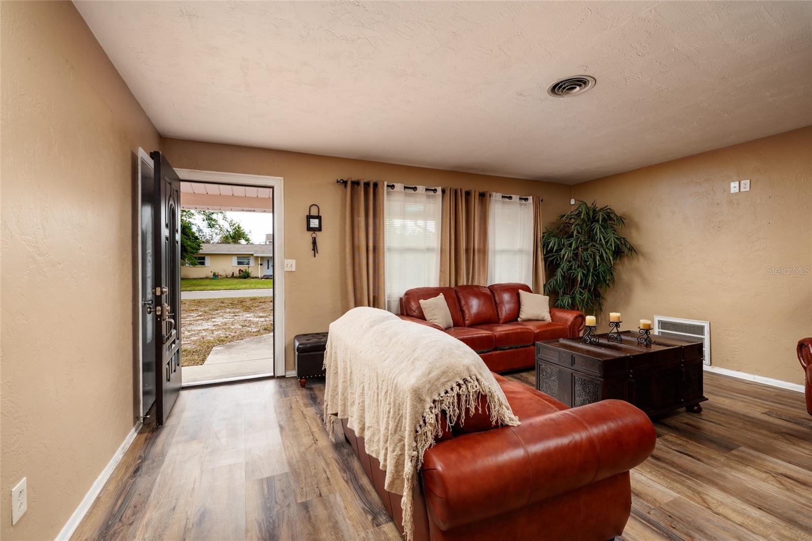 Listing photo id 7 for 2091 62nd Place S