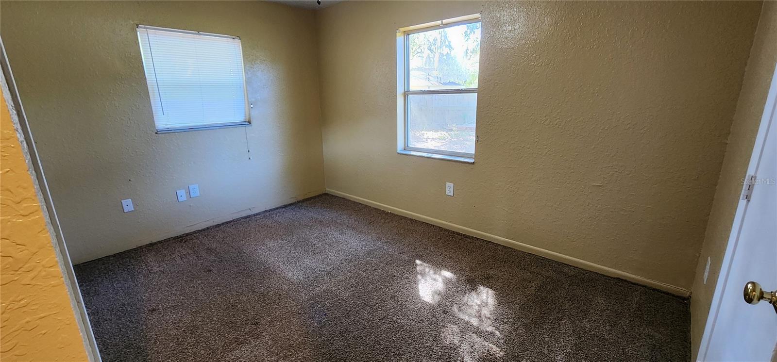 Listing photo id 13 for 3011 Laurel Lane