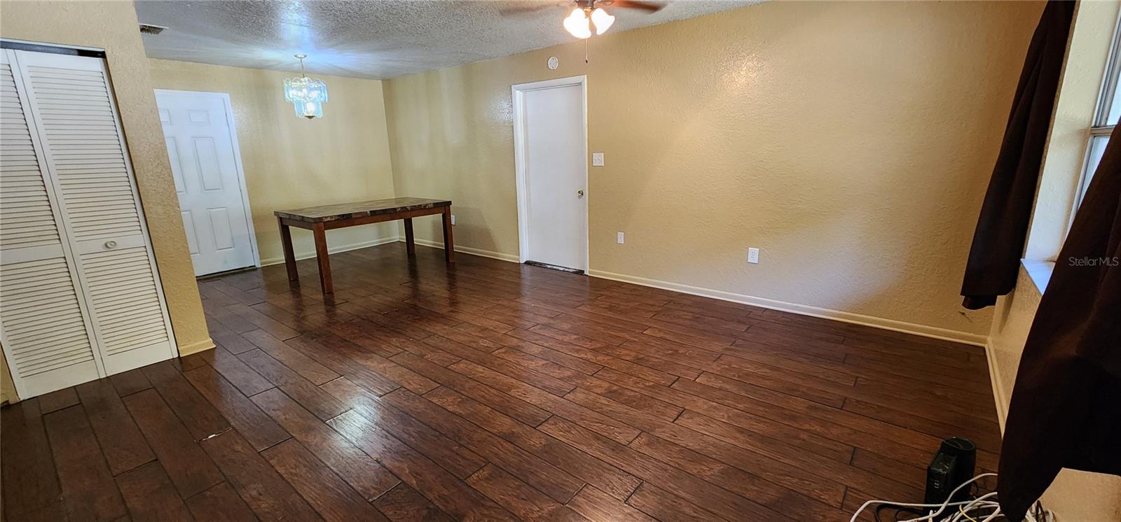 Listing photo id 2 for 3011 Laurel Lane