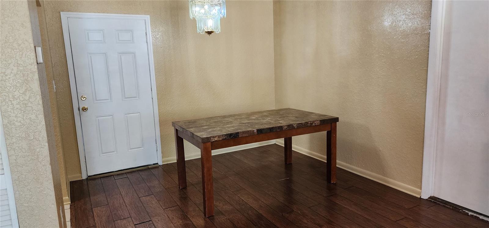 Listing photo id 3 for 3011 Laurel Lane