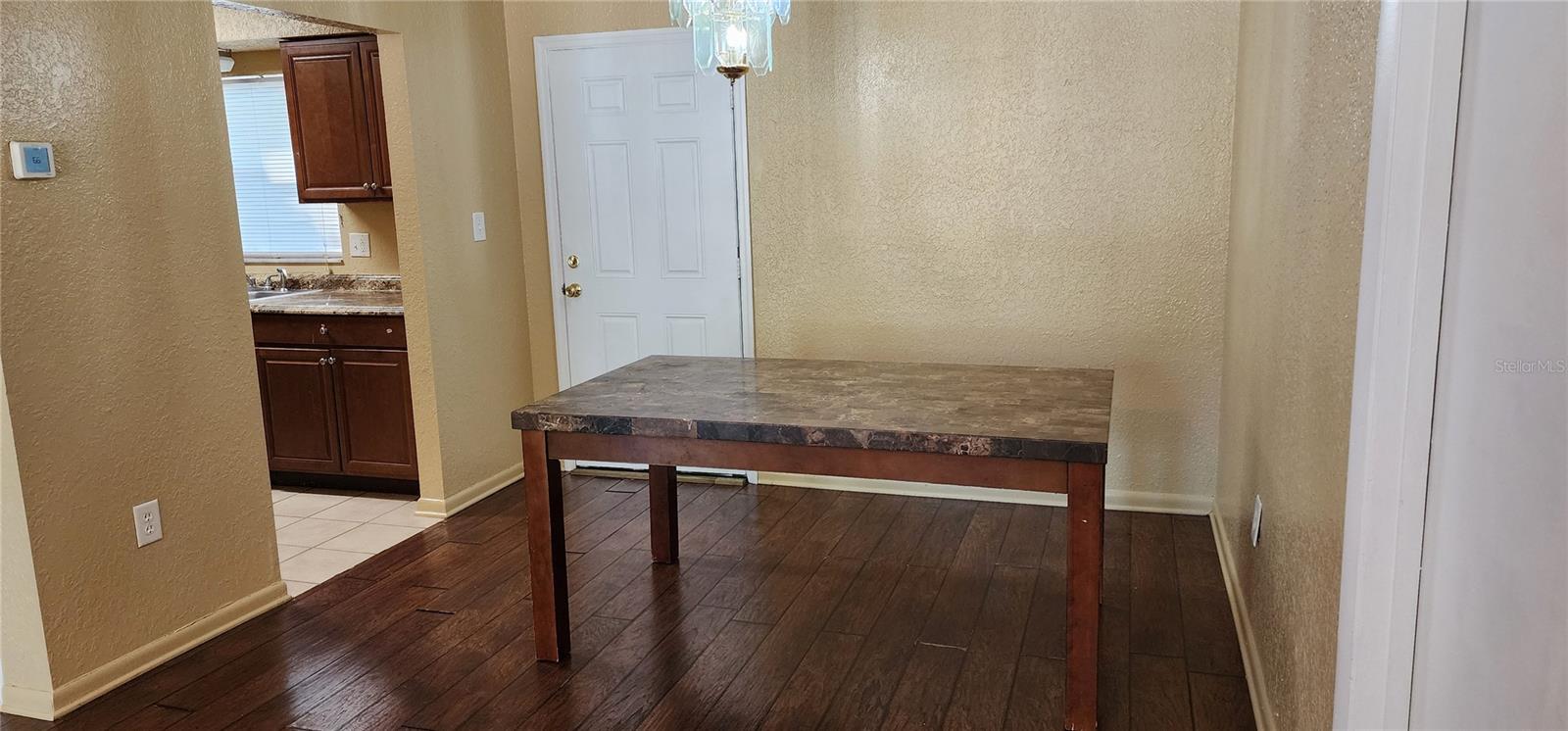 Listing photo id 4 for 3011 Laurel Lane