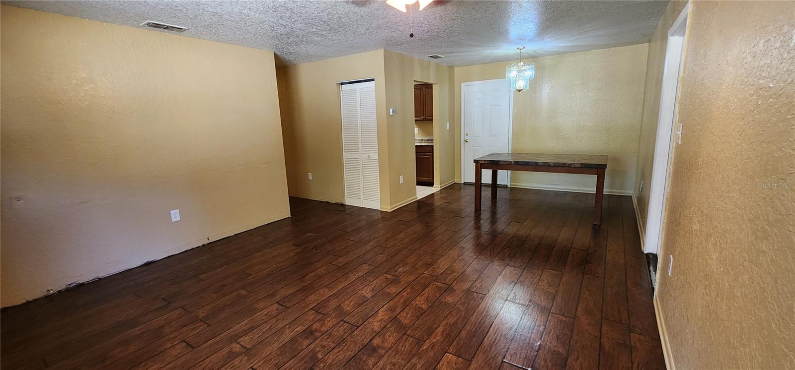 Listing photo id 5 for 3011 Laurel Lane