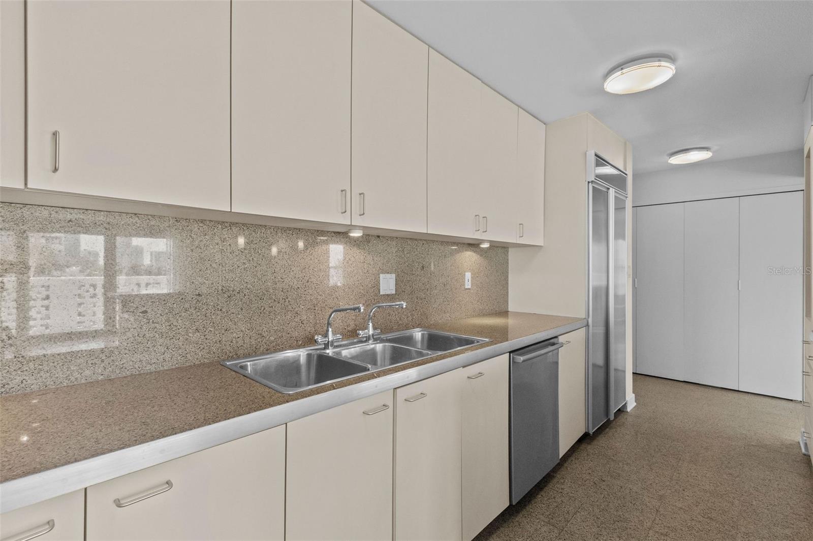 Image 16 of 31 For 2401 Bayshore Boulevard 410