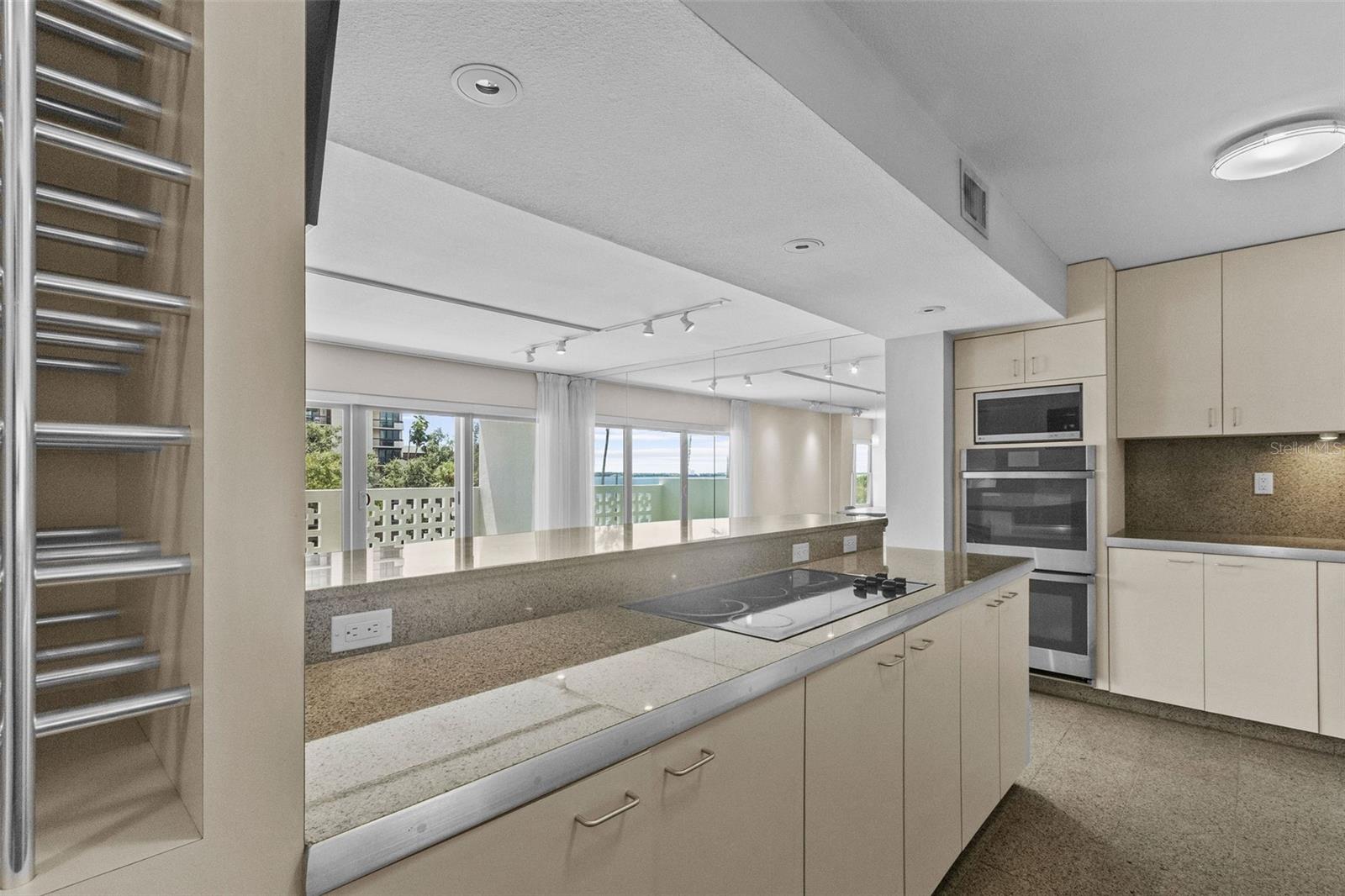 Image 19 of 31 For 2401 Bayshore Boulevard 410