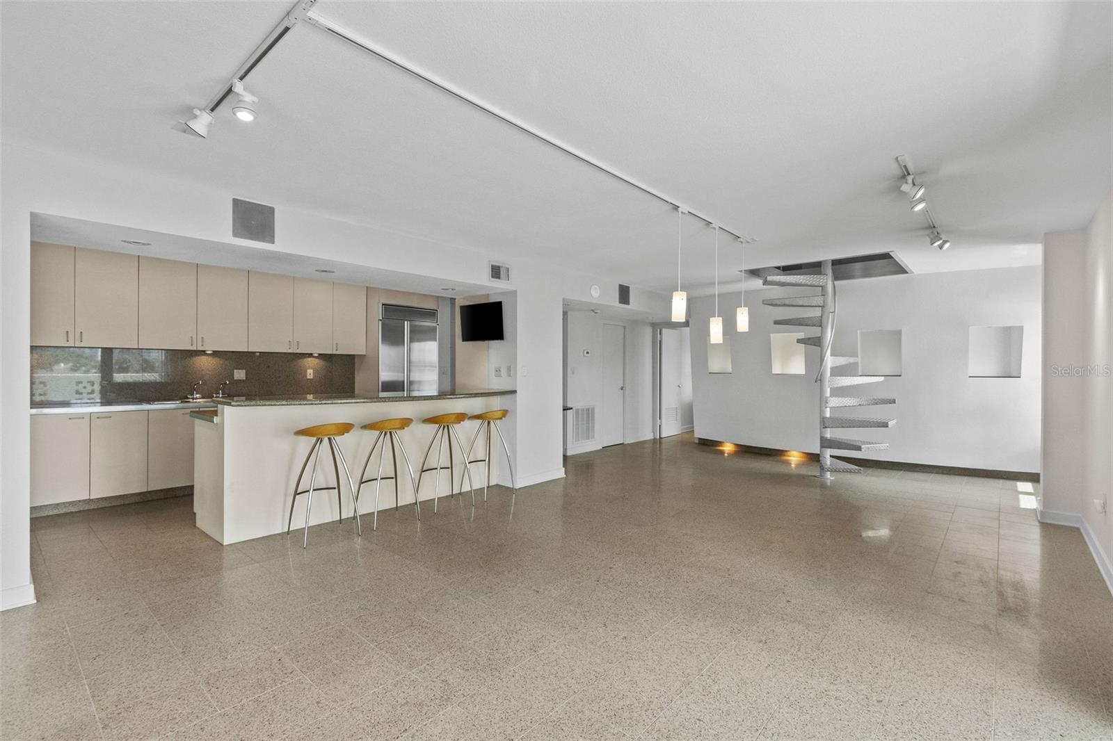 Image 4 of 31 For 2401 Bayshore Boulevard 410