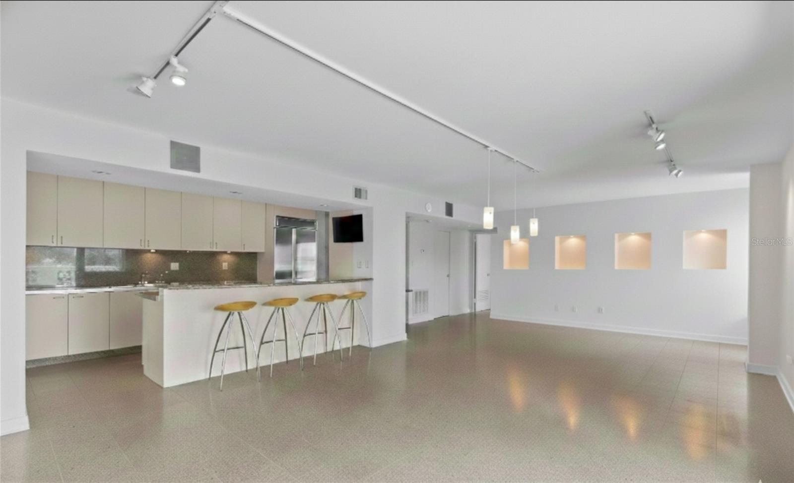 Image 5 of 31 For 2401 Bayshore Boulevard 410