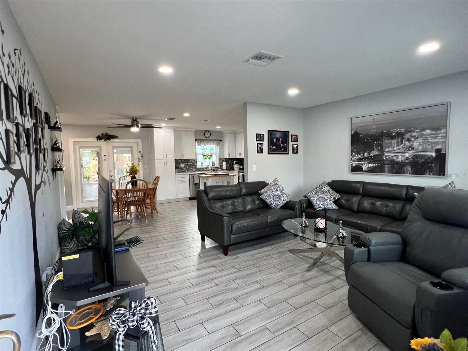 Image 21 of 35 For 9328 Forest Hills