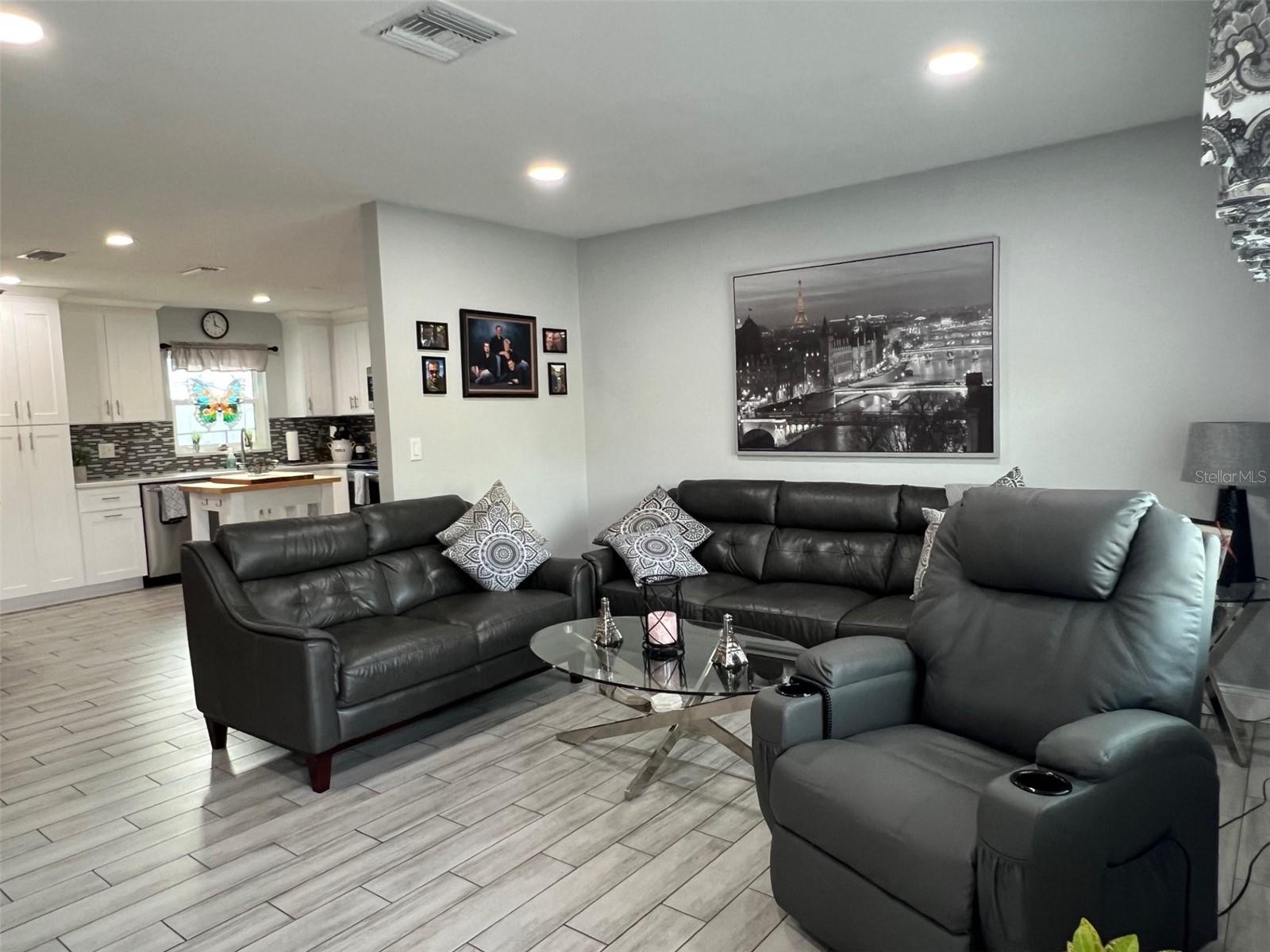 Image 22 of 35 For 9328 Forest Hills