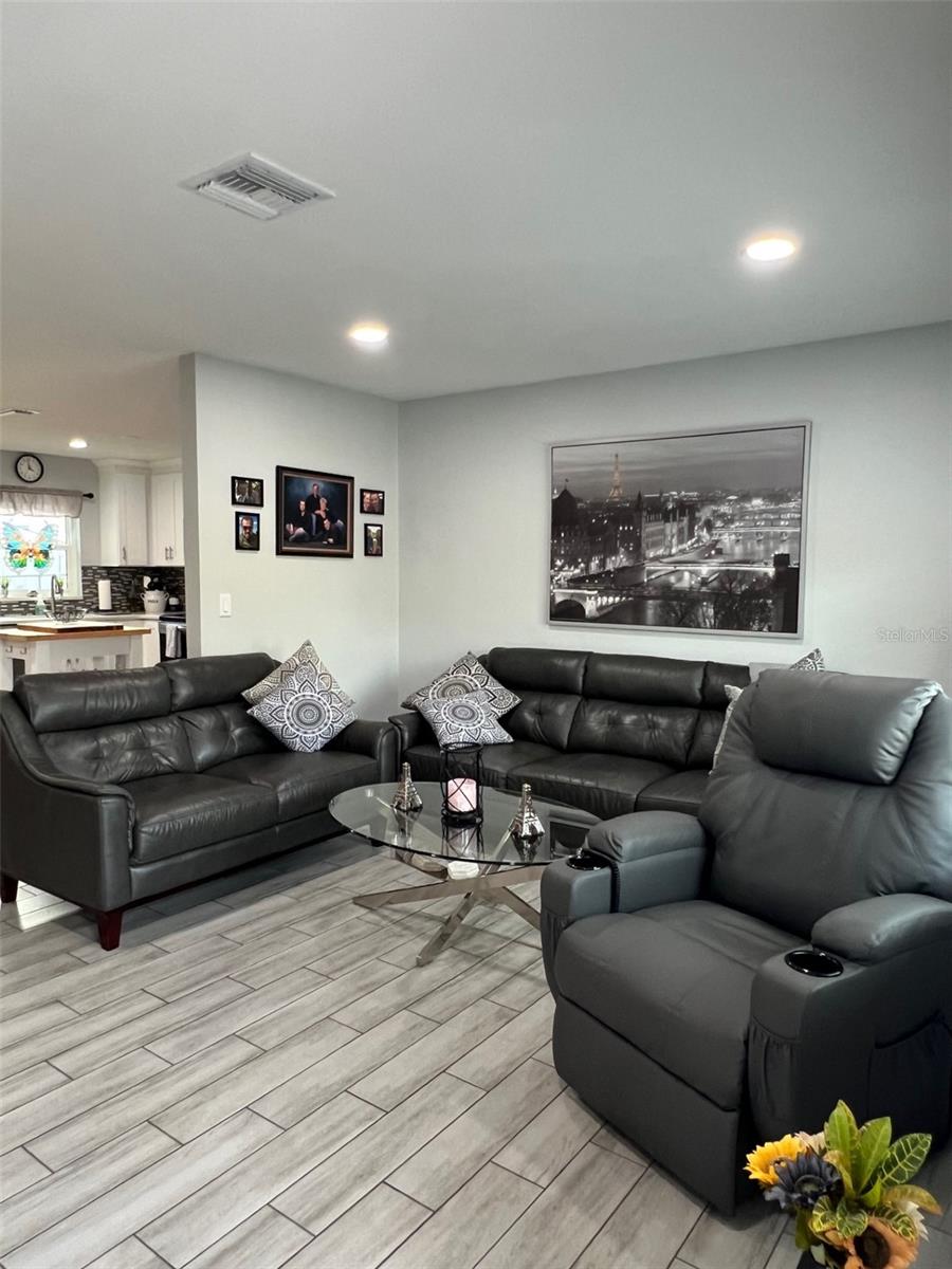 Image 23 of 35 For 9328 Forest Hills