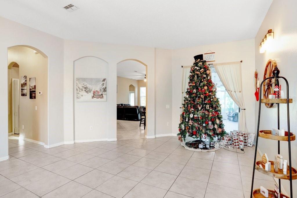 Image 4 of 42 For 4616 Roslyn Court