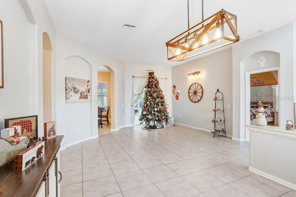 Image 5 of 42 For 4616 Roslyn Court