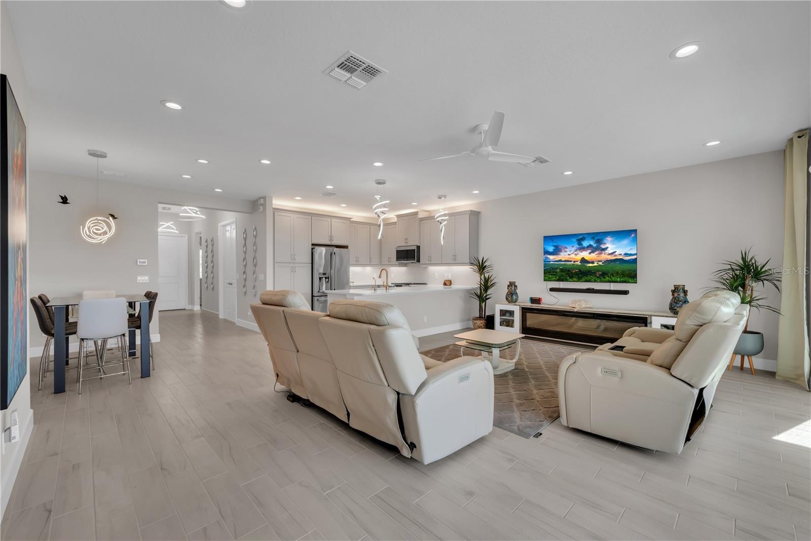 Listing photo id 10 for 4878 Avila Lakes Drive