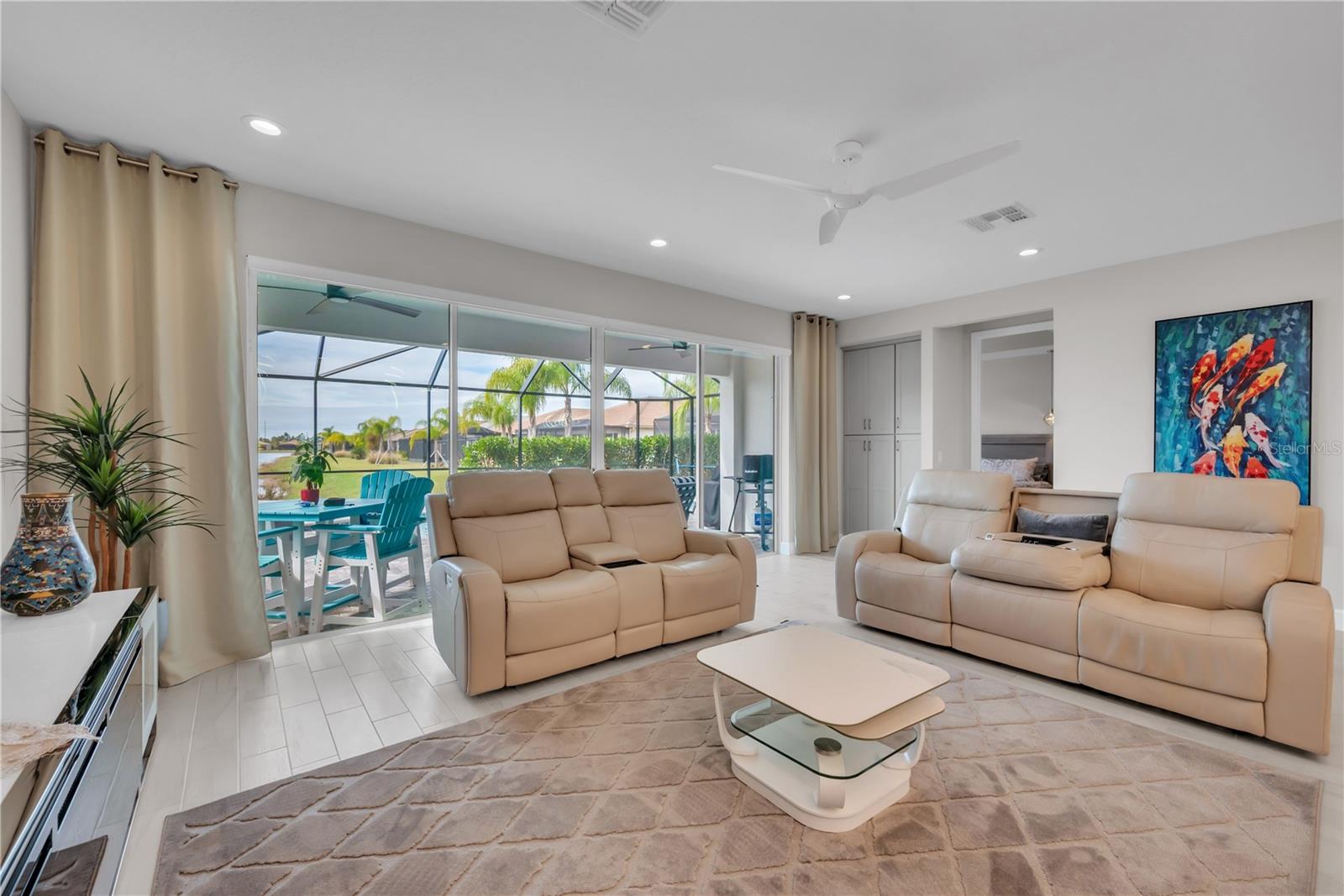 Listing photo id 11 for 4878 Avila Lakes Drive