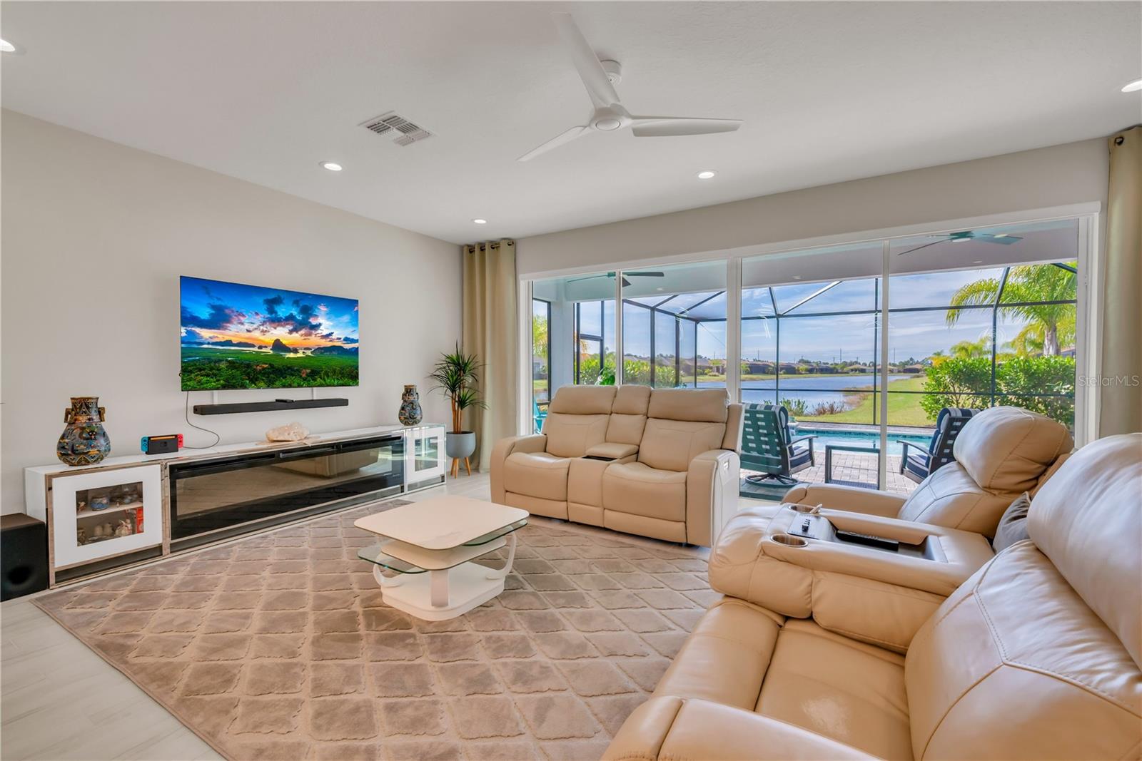 Listing photo id 12 for 4878 Avila Lakes Drive