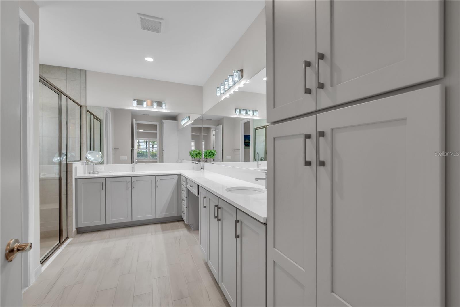 Listing photo id 17 for 4878 Avila Lakes Drive