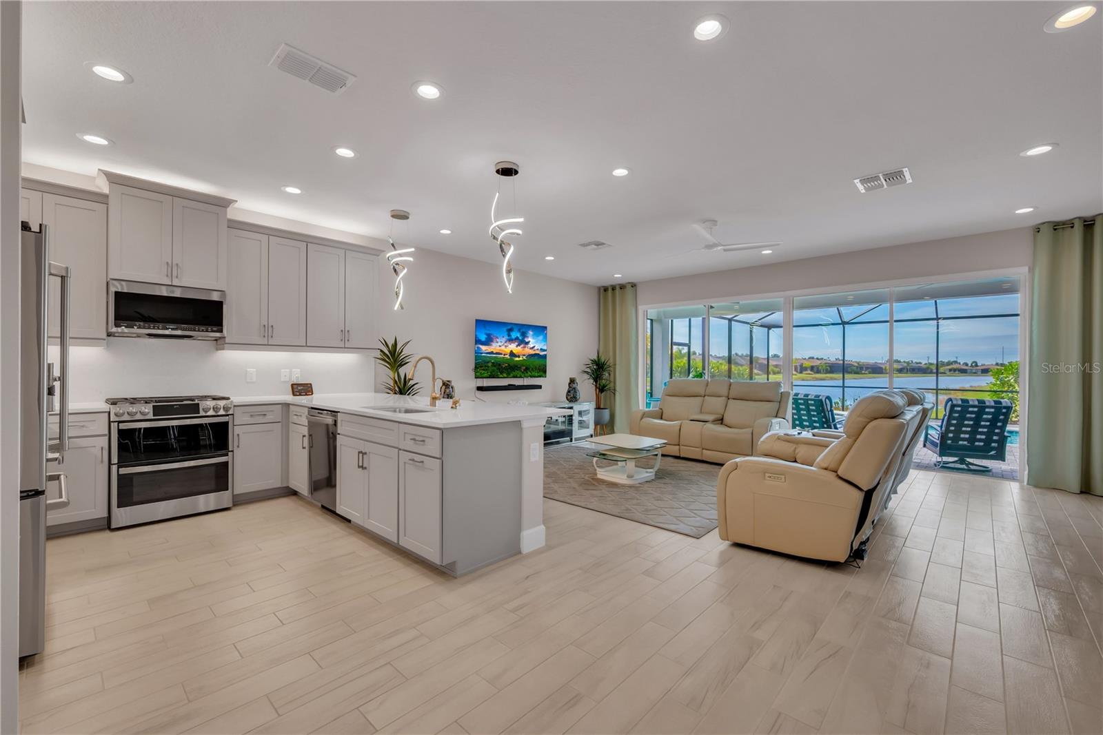 Listing photo id 3 for 4878 Avila Lakes Drive