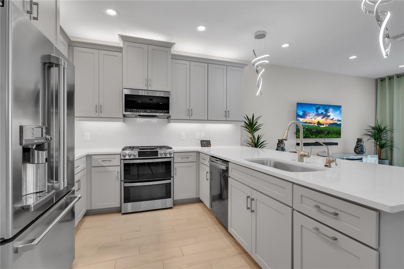 Listing photo id 4 for 4878 Avila Lakes Drive