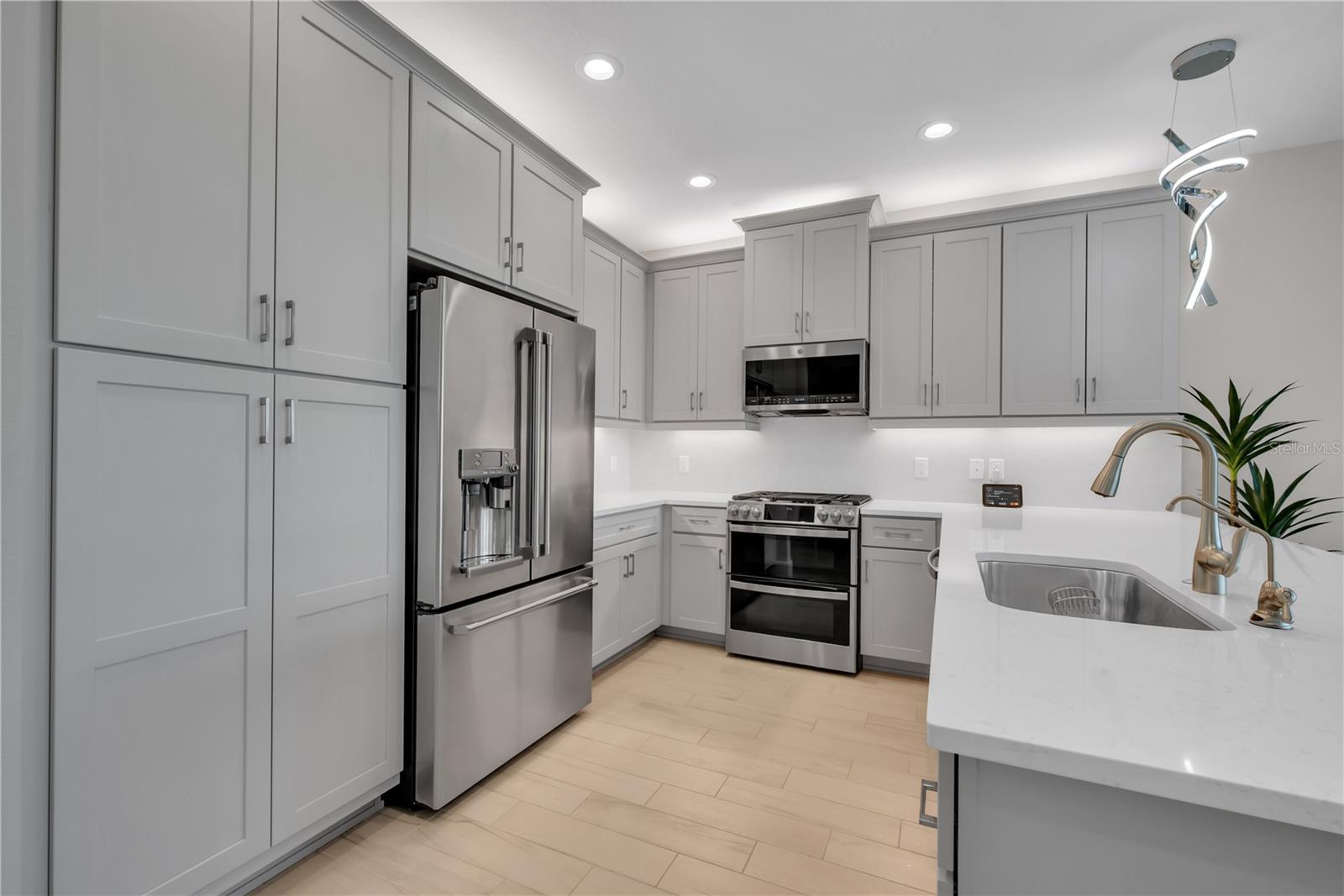 Listing photo id 5 for 4878 Avila Lakes Drive