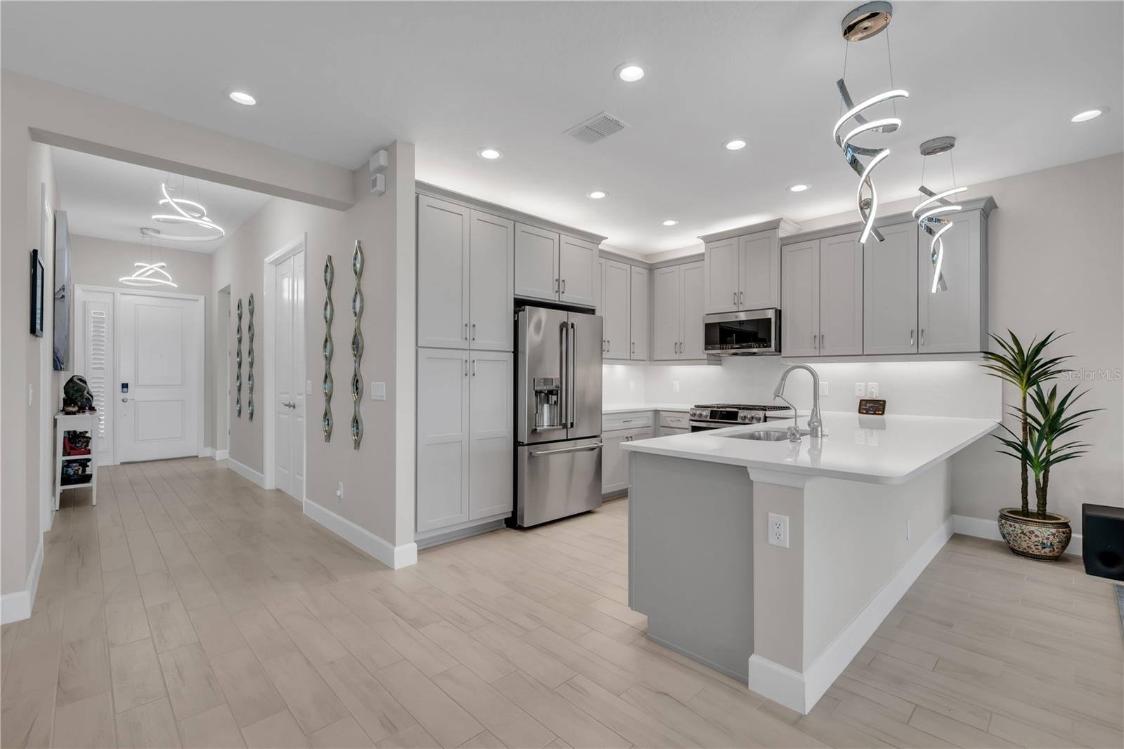 Listing photo id 6 for 4878 Avila Lakes Drive