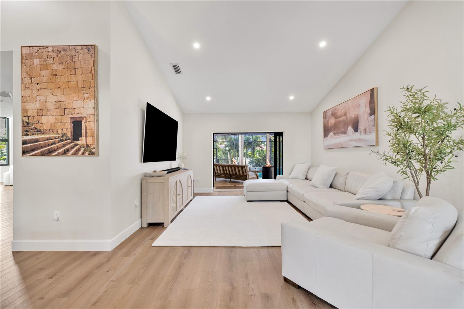 Image 5 of 60 For 5361 Siesta Ct