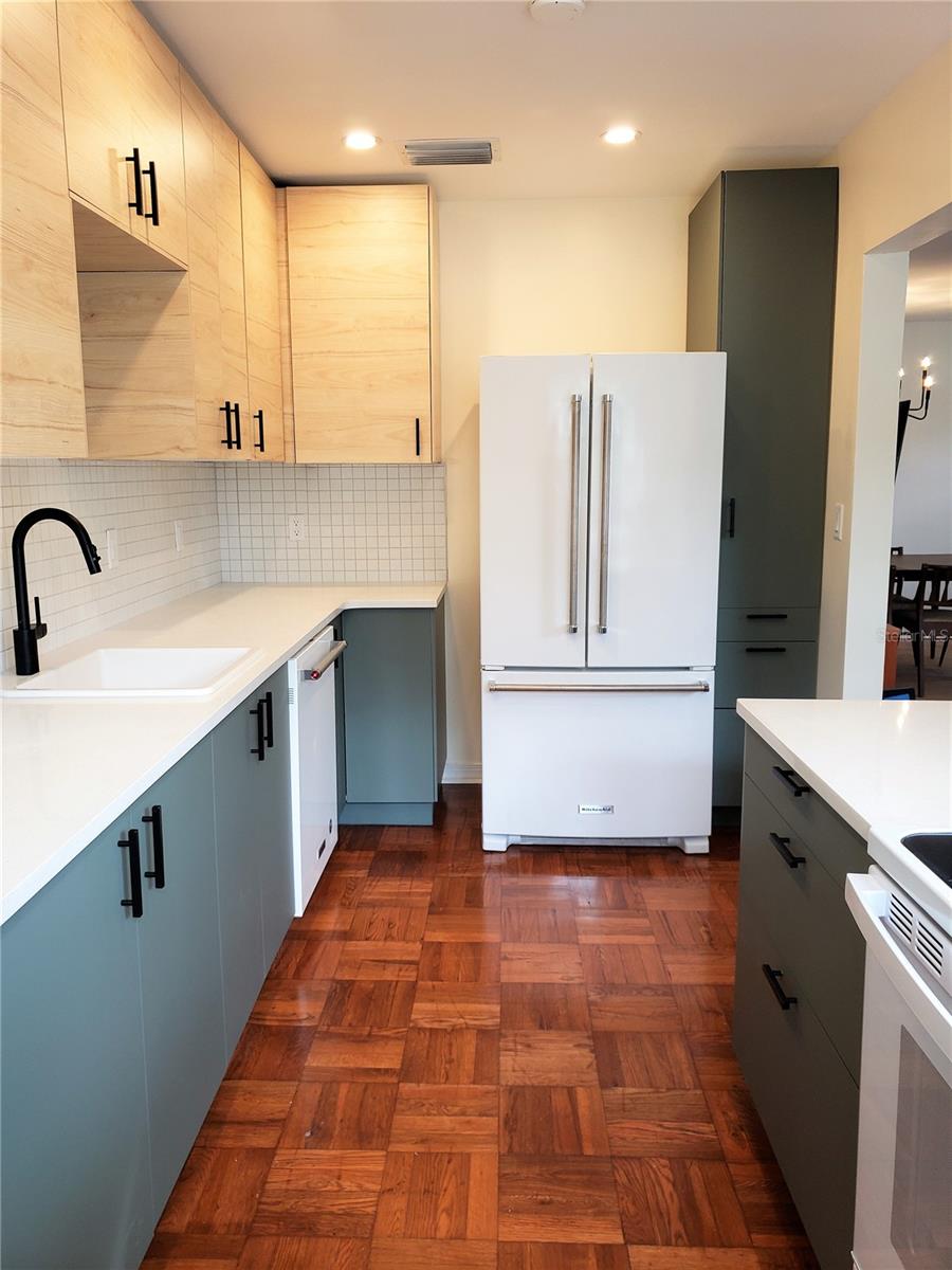 Image 10 of 36 For 707 Lois Avenue