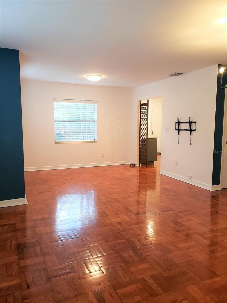 Image 5 of 36 For 707 Lois Avenue