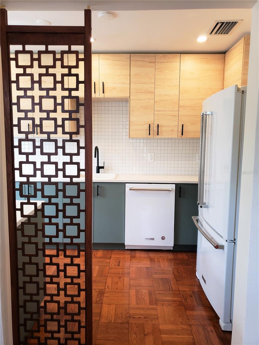 Image 7 of 36 For 707 Lois Avenue