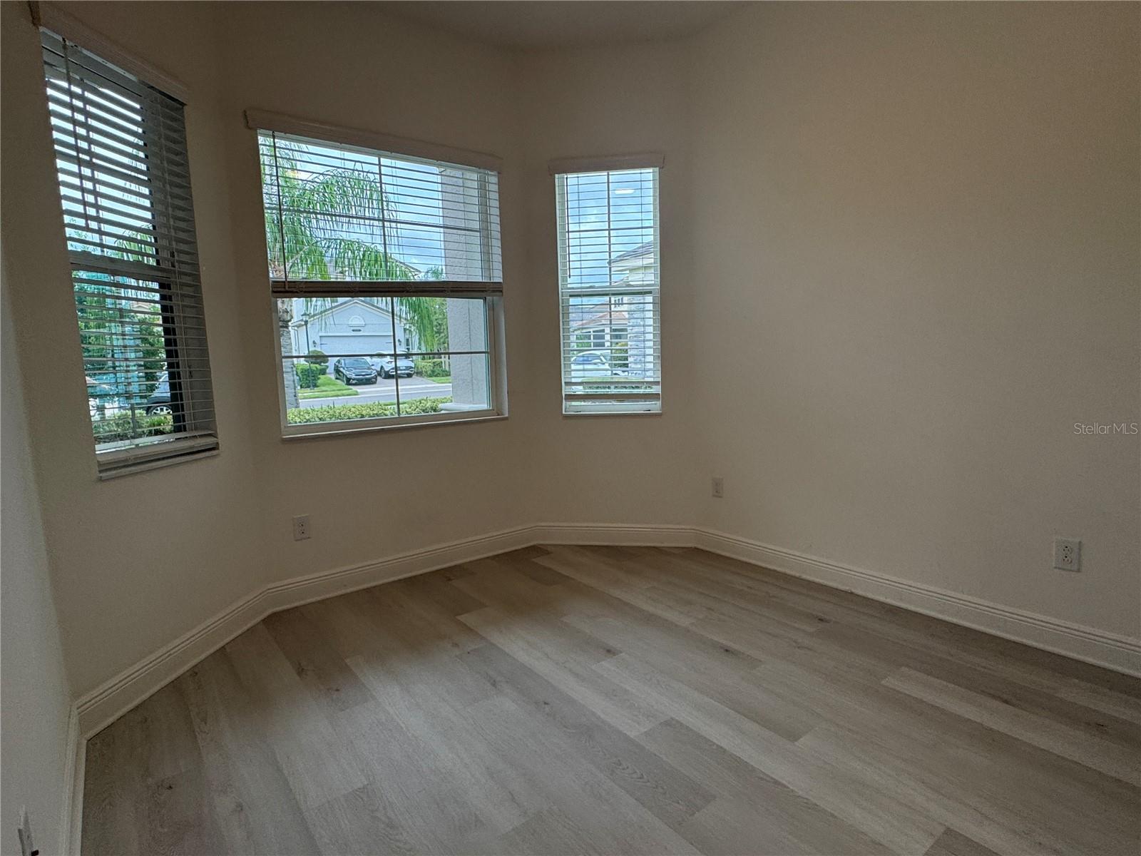 Image 28 of 50 For 30788 Lindentree Drive