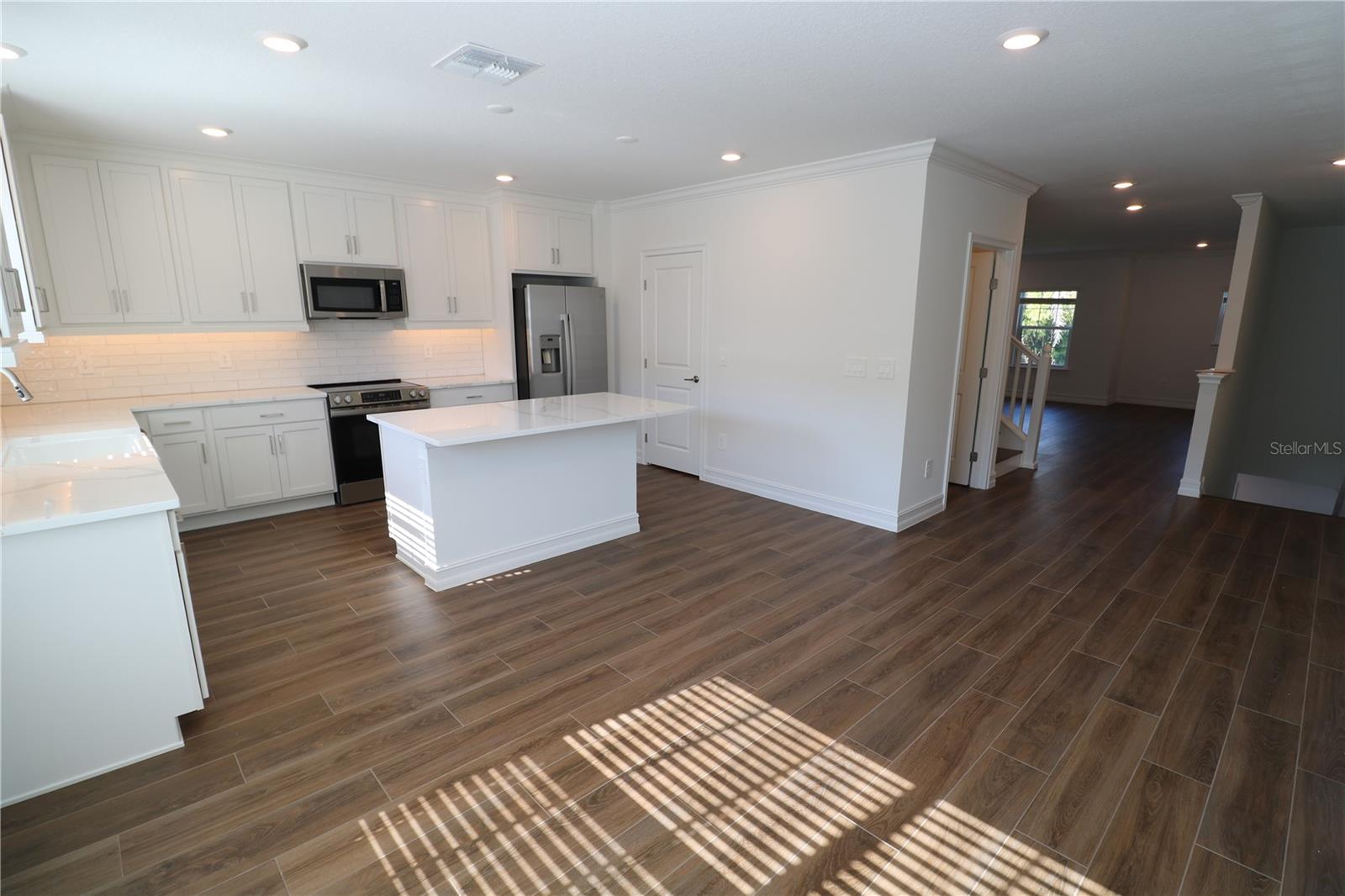 Image 25 of 57 For 4510 Manhattan Avenue 007