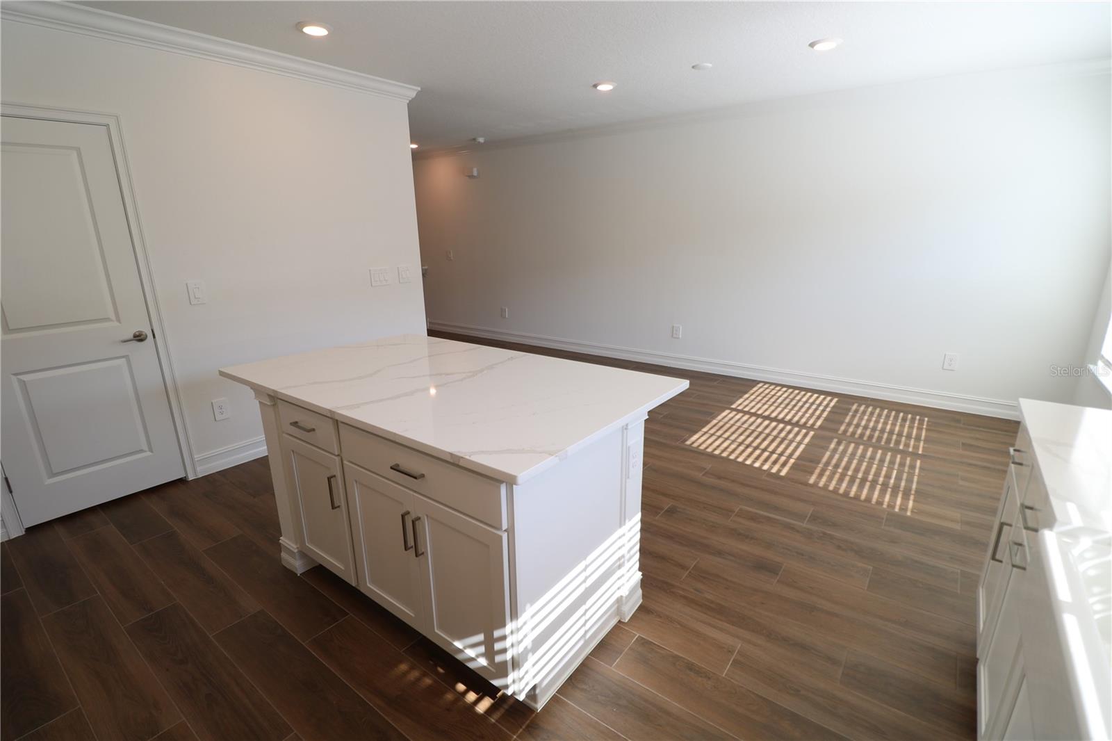 Image 28 of 57 For 4510 Manhattan Avenue 007