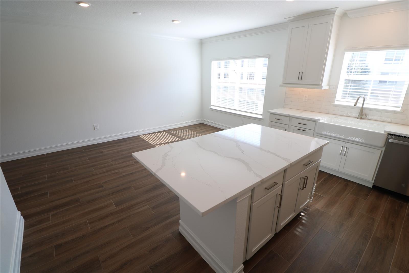 Image 32 of 57 For 4510 Manhattan Avenue 007