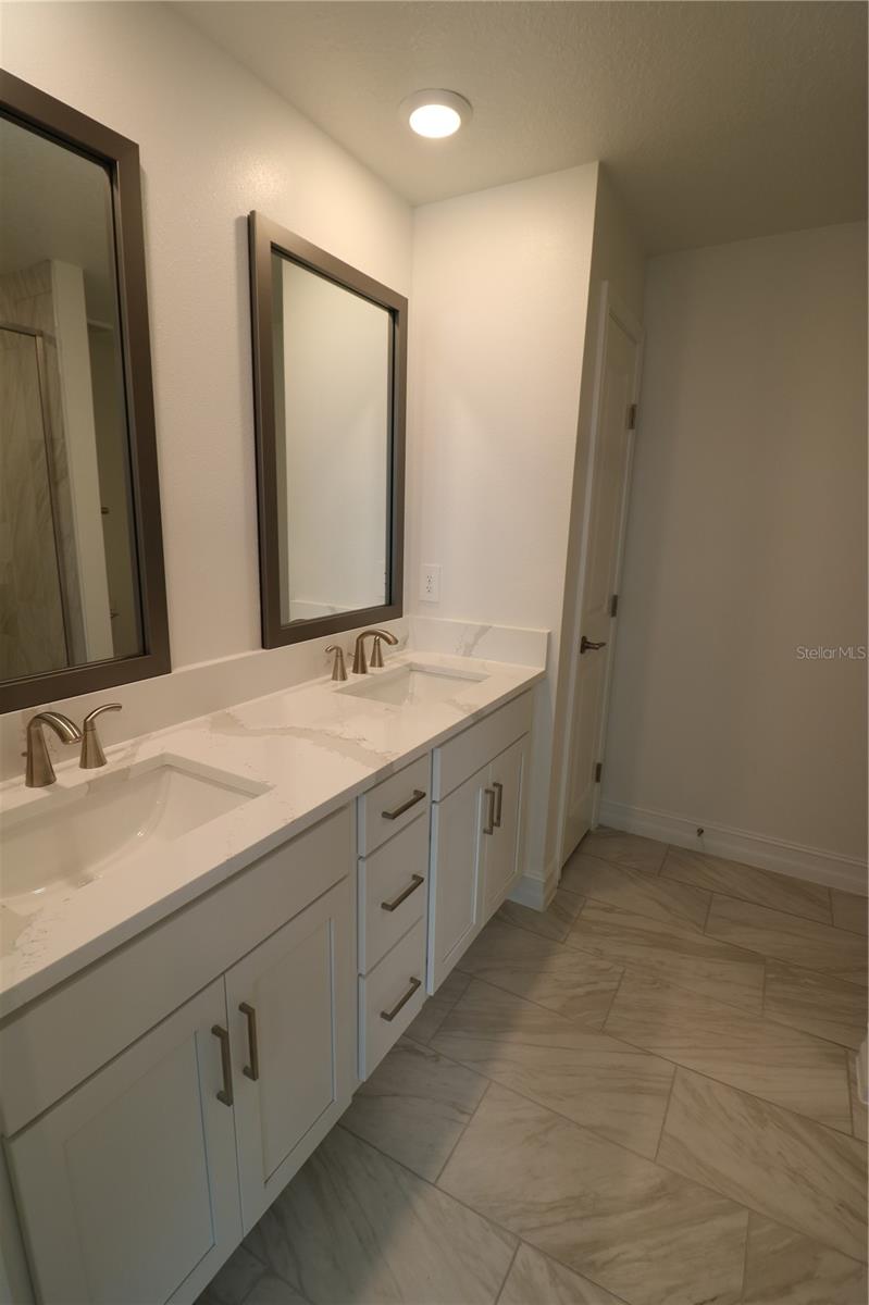 Image 49 of 57 For 4510 Manhattan Avenue 007