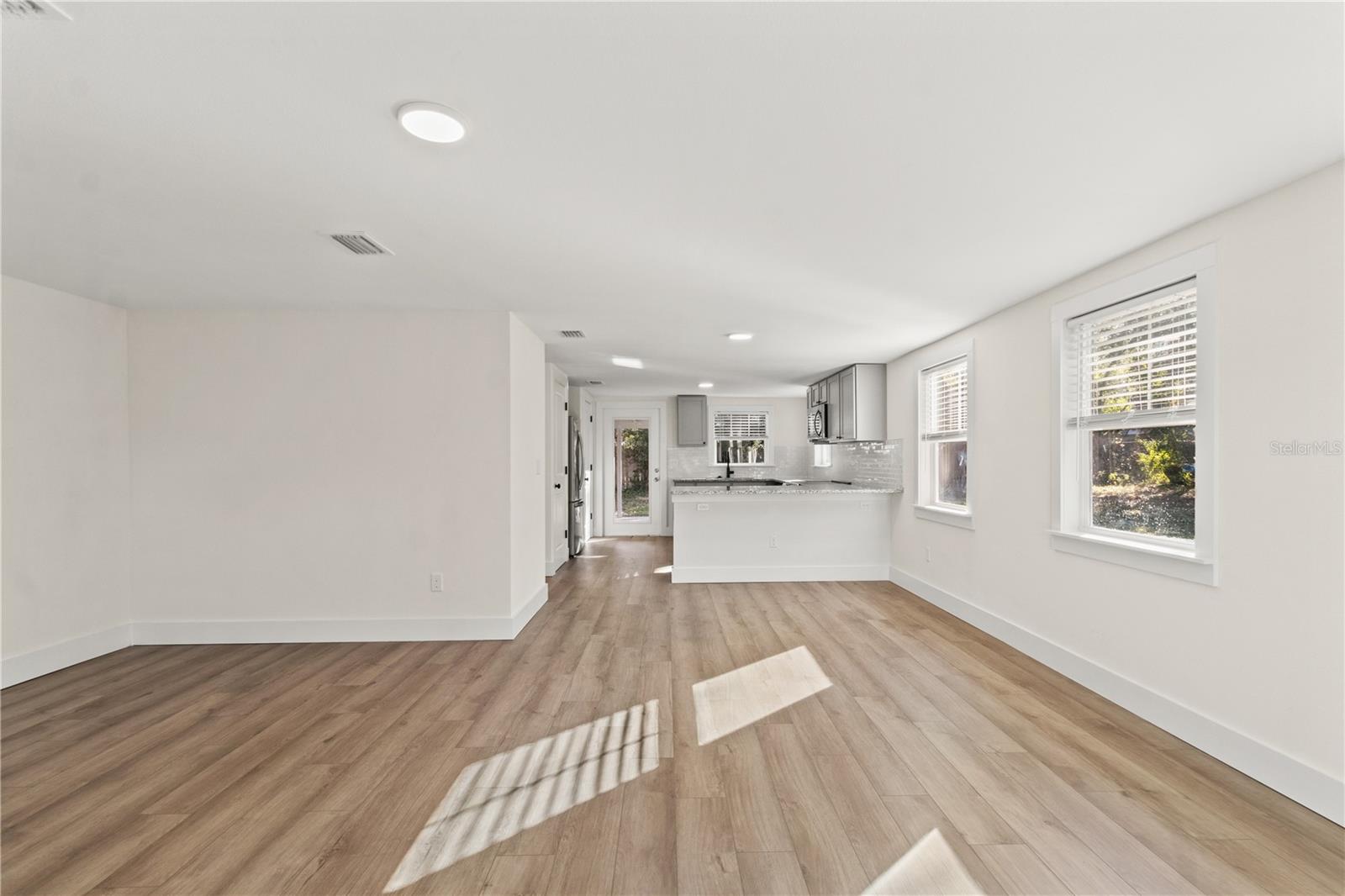 Image 11 of 36 For 14348 Graham Street