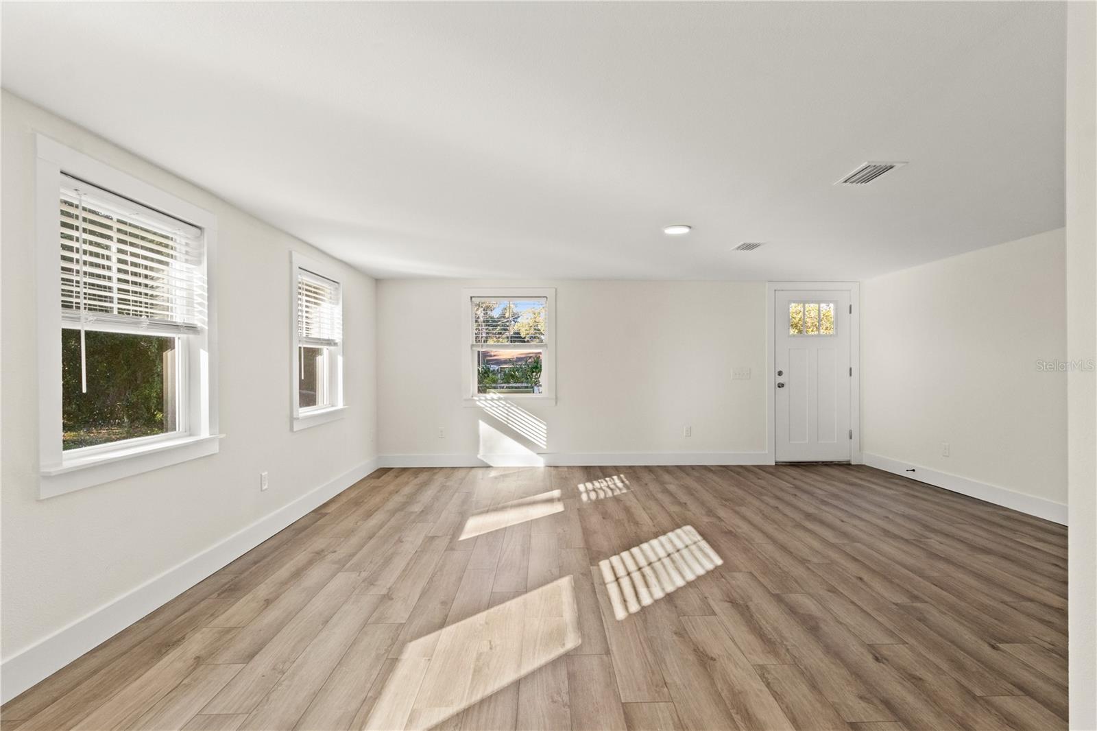 Image 13 of 36 For 14348 Graham Street