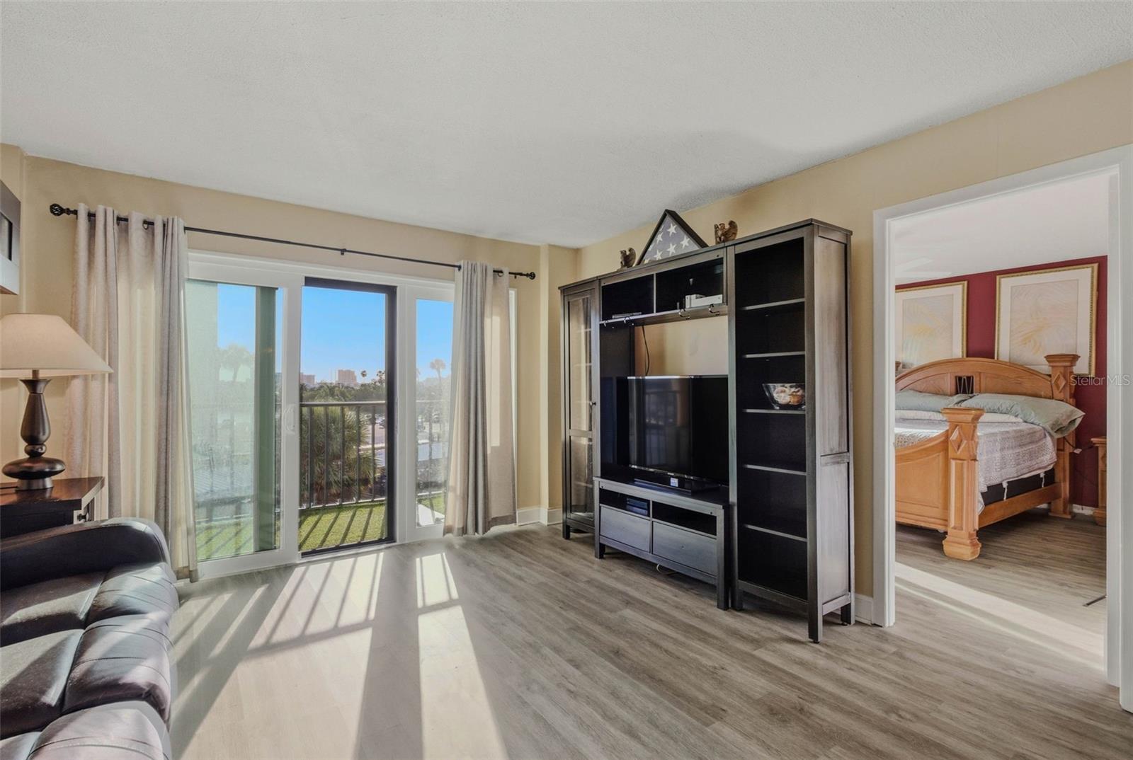 Listing photo id 10 for 51 Island Way 311