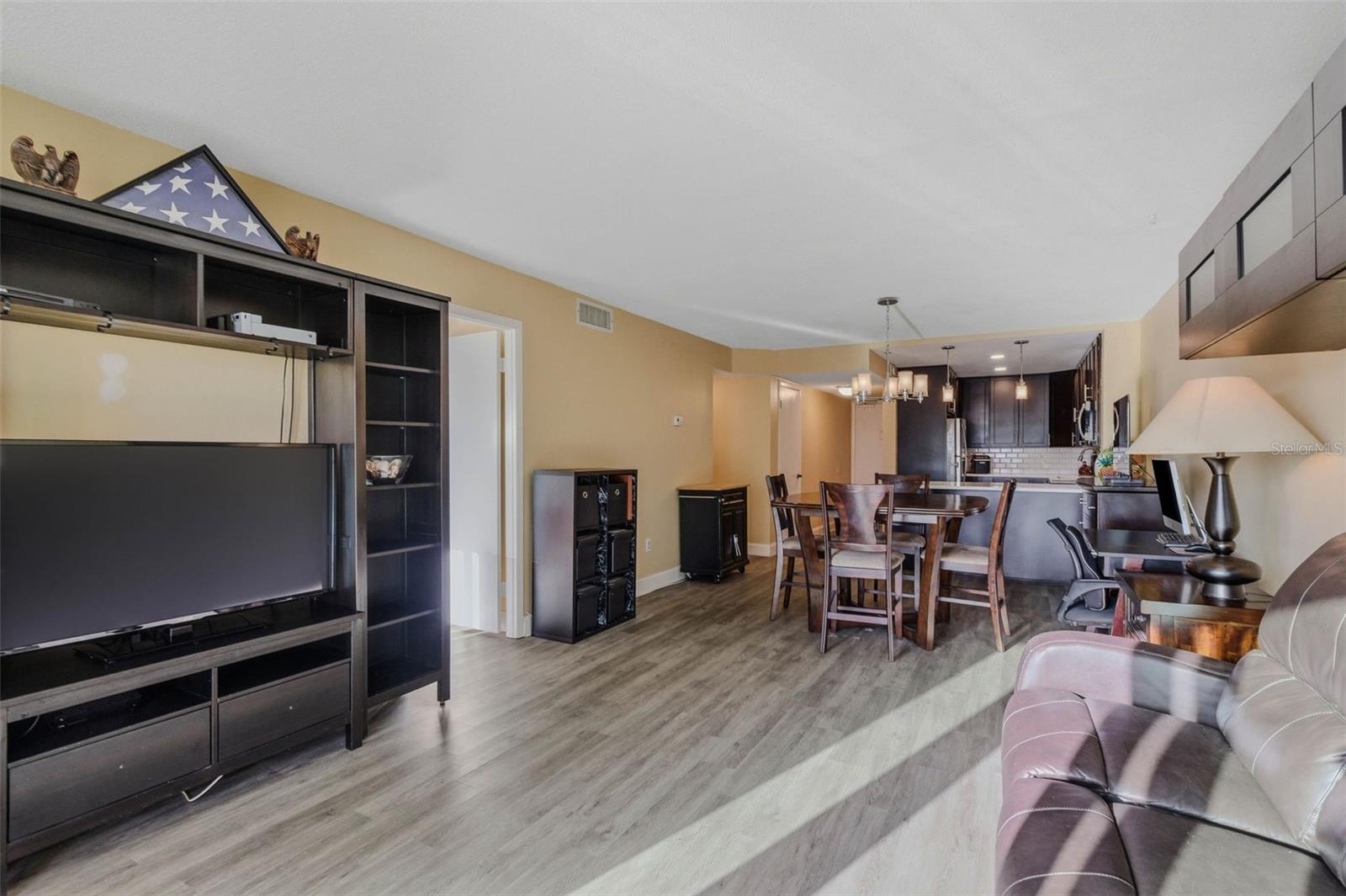 Listing photo id 12 for 51 Island Way 311