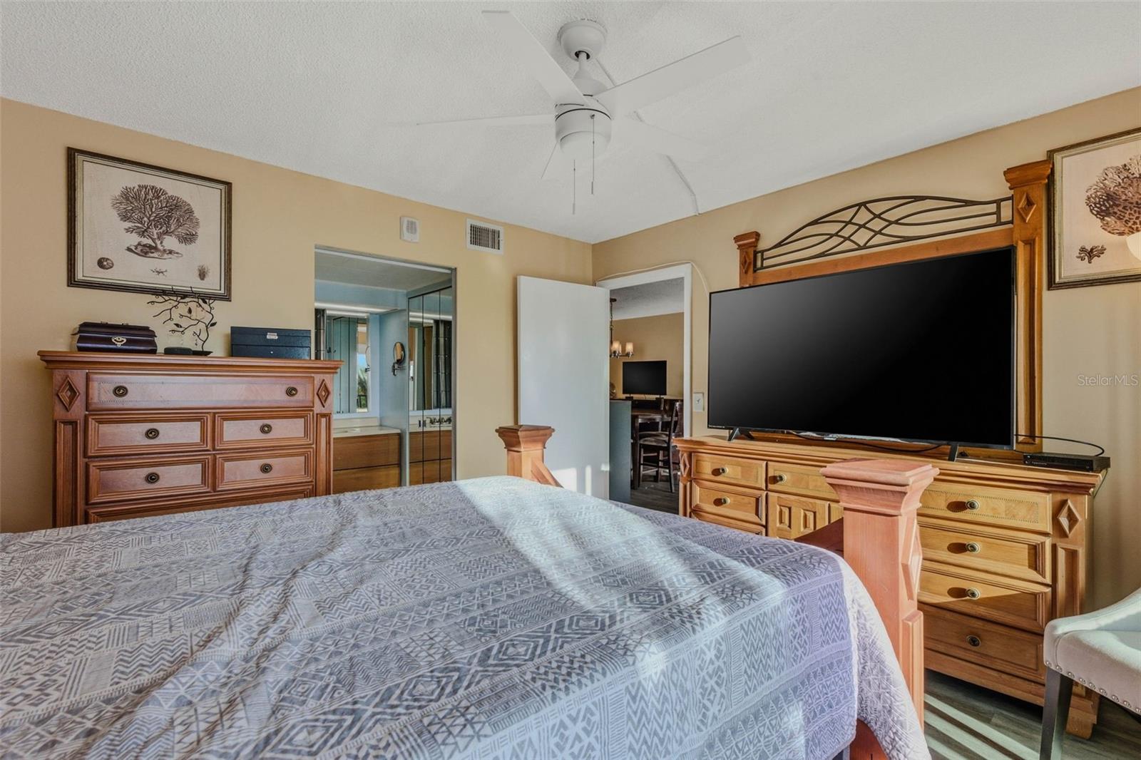 Listing photo id 21 for 51 Island Way 311