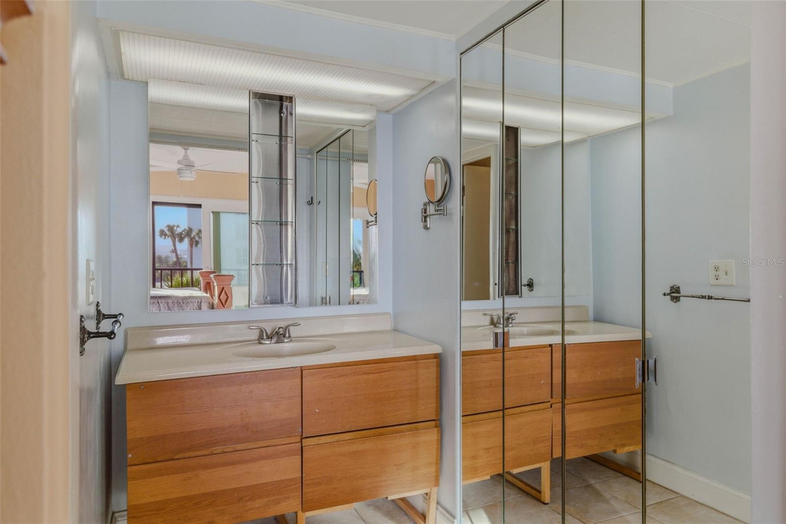 Listing photo id 24 for 51 Island Way 311